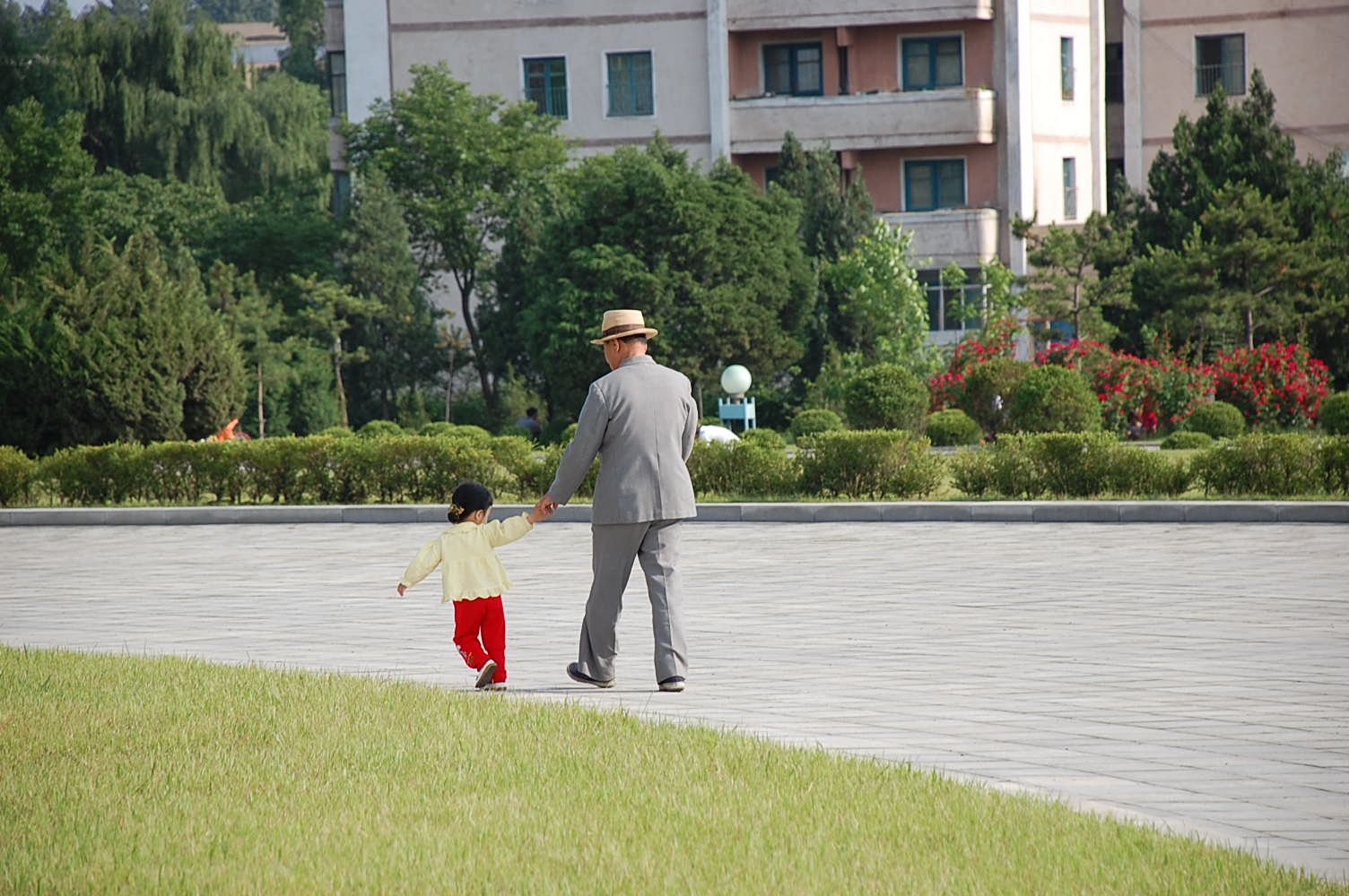 Promenade en compagnie d'un homme âgé | Image : Wikimedia Commons