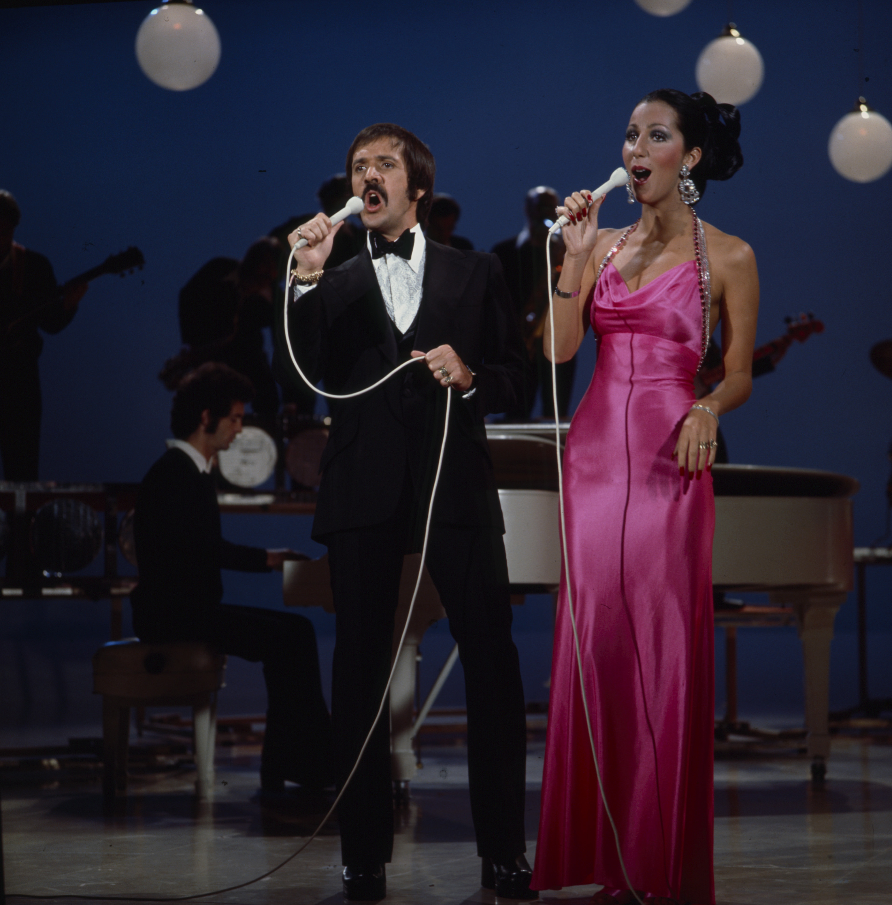 Sonny Bono et Cher se produisant sur "The Sonny Comedy Revue" ; | Source : Getty Images