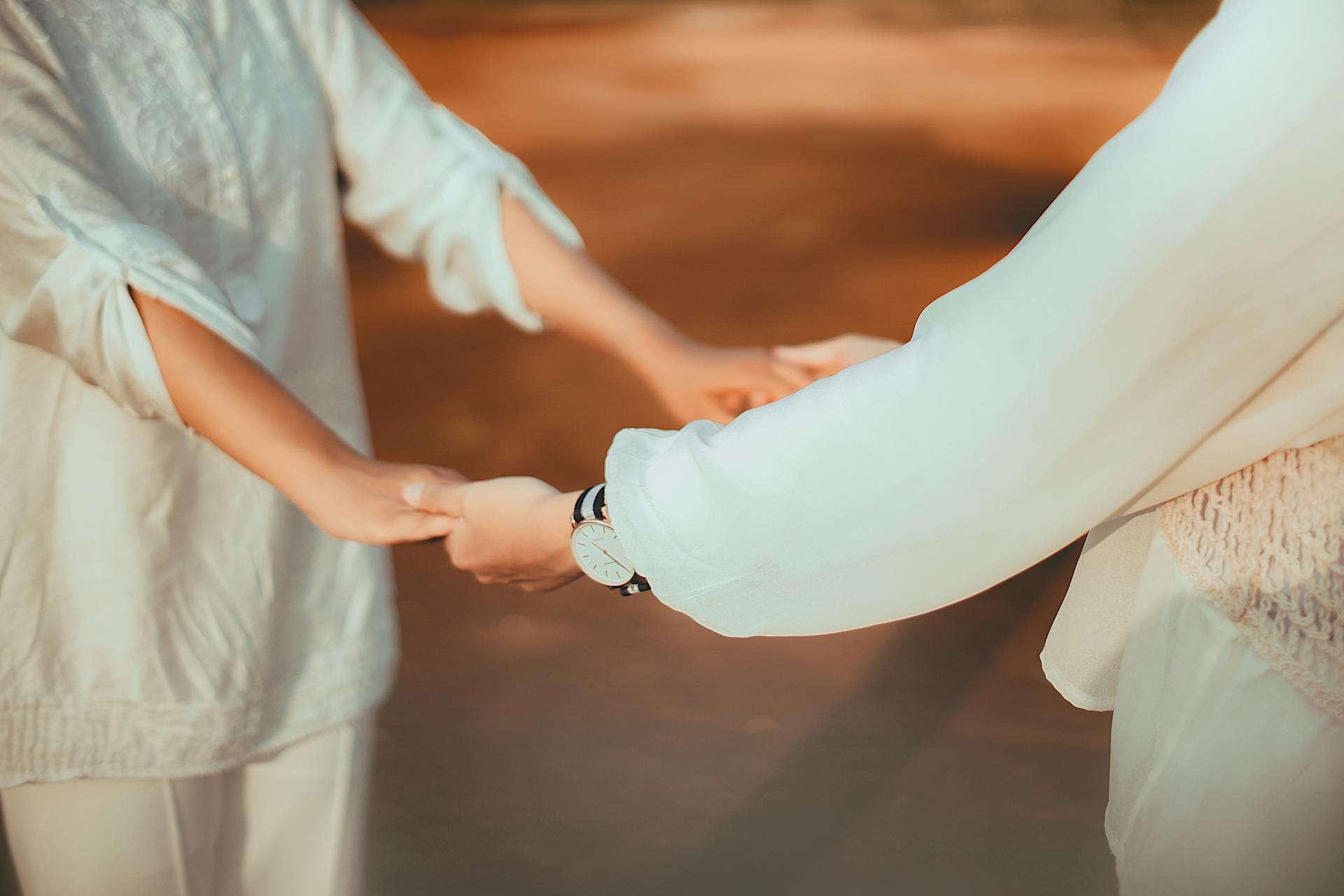 Des amis se tenant par la main | Source : Pexels