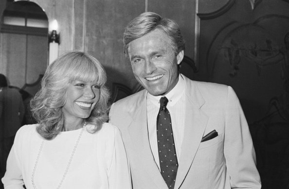 Loretta Swit et Dennis Holahan à Londres le 6 juin 1984 | Photo : Getty Images