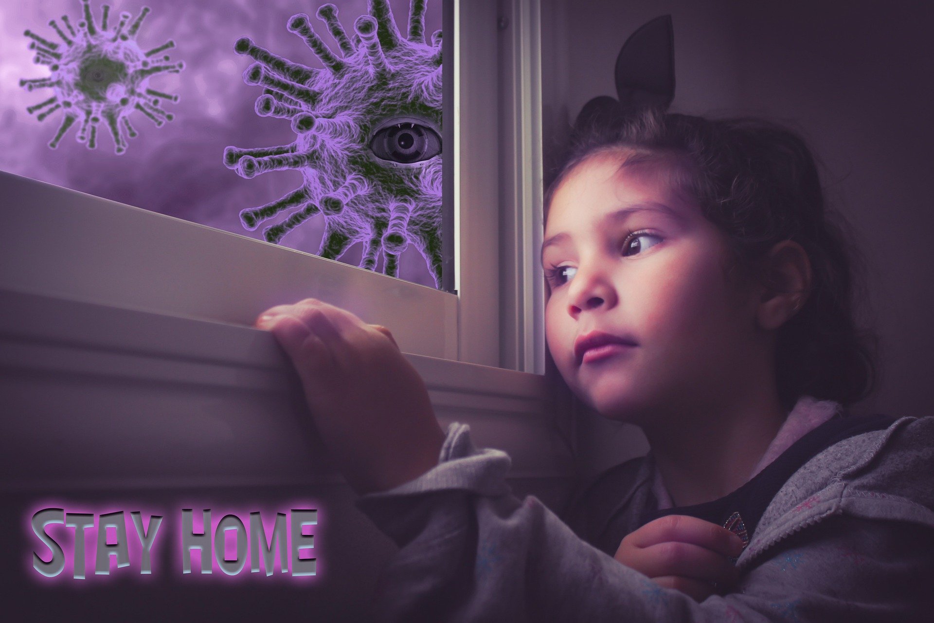 Une petite fille qui reste derrière une fenêtre. | Photo : Pixabay