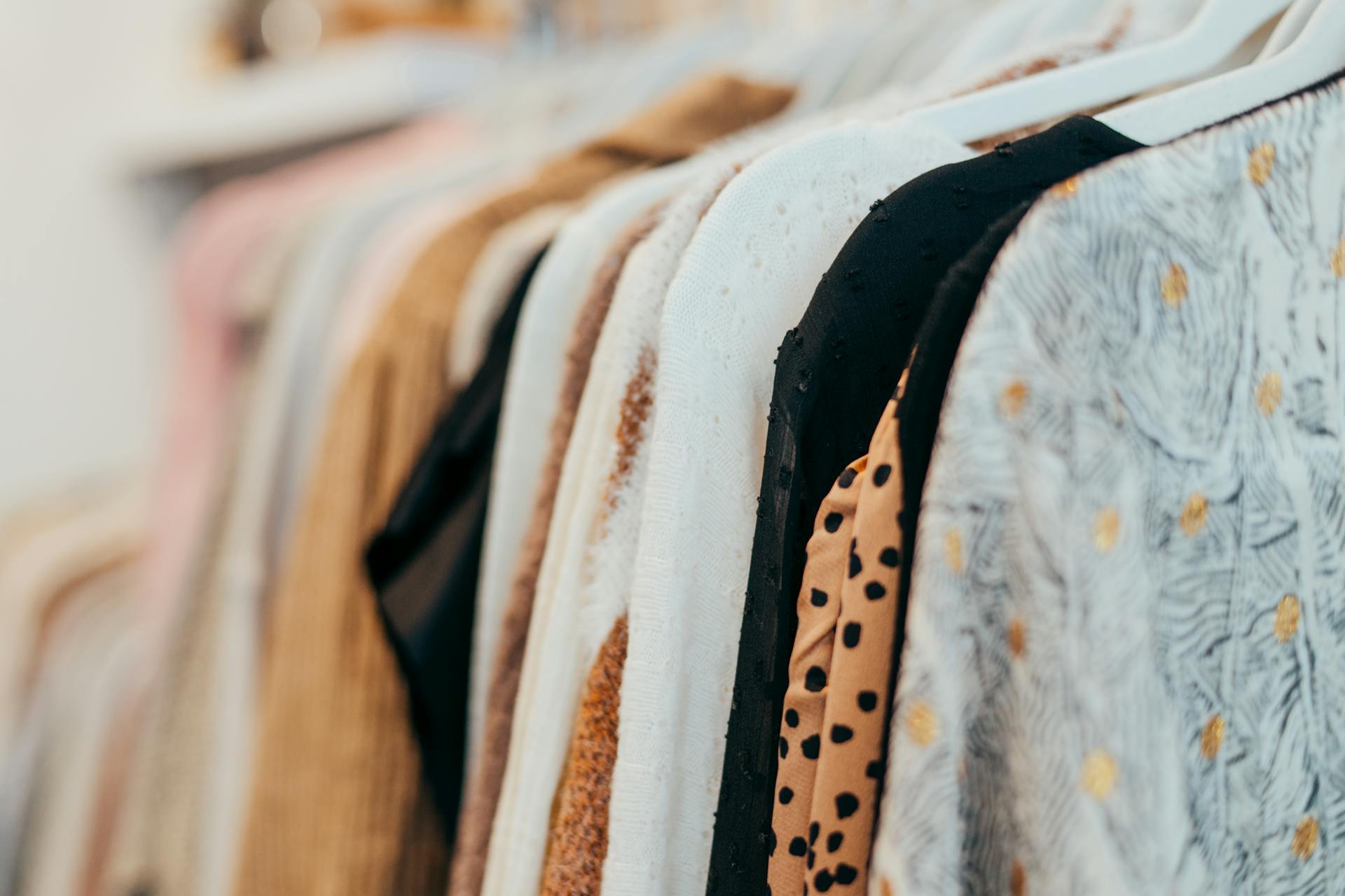 Vêtements sur cintres | Source : Pexels