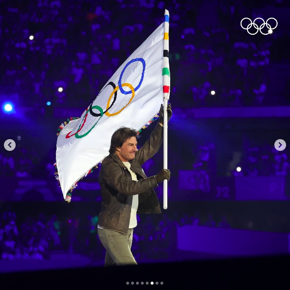 Tom Cruise tenant le drapeau olympique, posté le 11 août 2024 | Source : Instagram/olympics