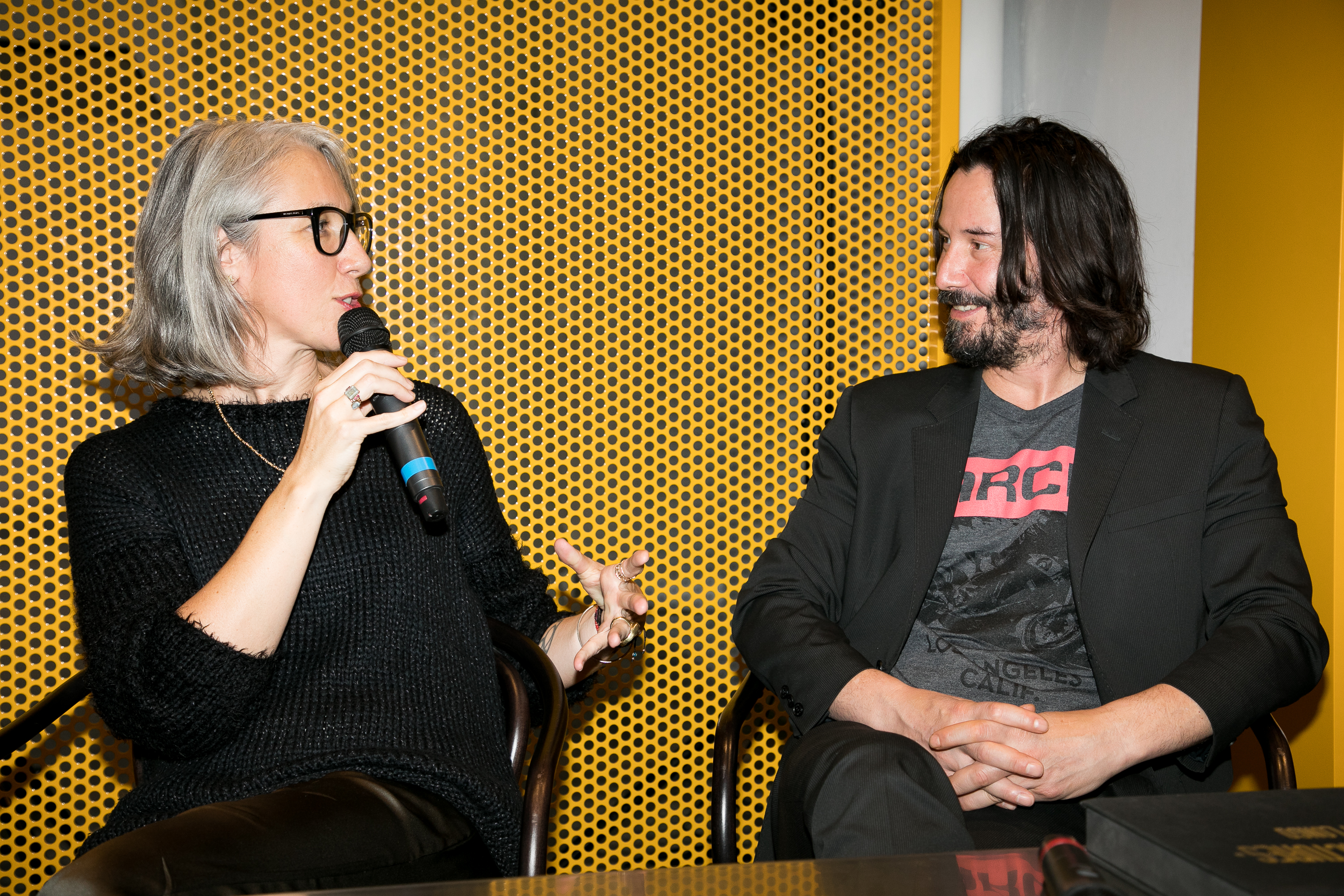 Alexandra Grant avec Keanu Reeves lors d'un événement pour le lancement des livres “X Artists” le 10 novembre 2017 à Paris, France. | Source : Getty Images