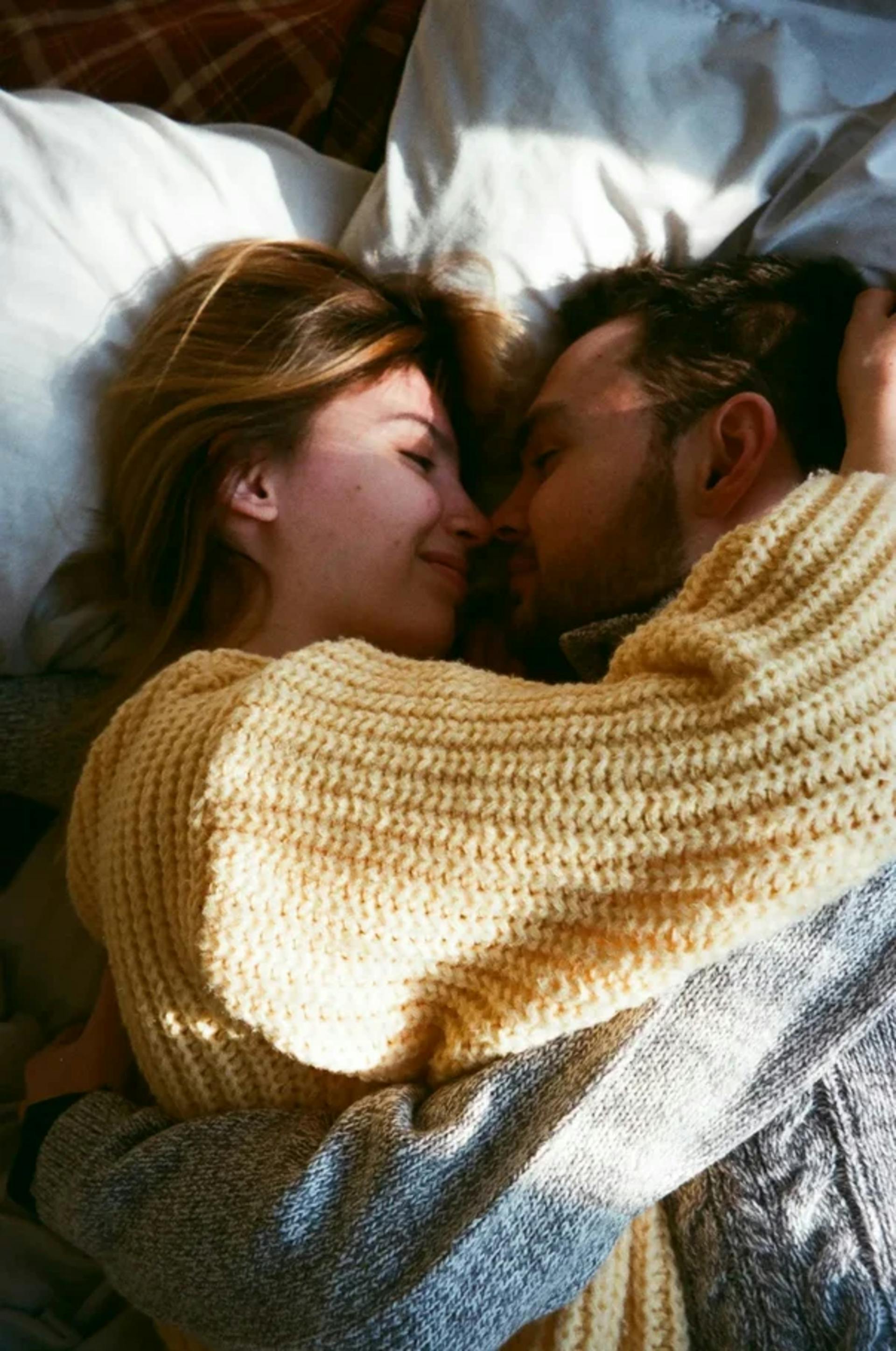 Un couple au lit en train de se câliner | Source : Pexels