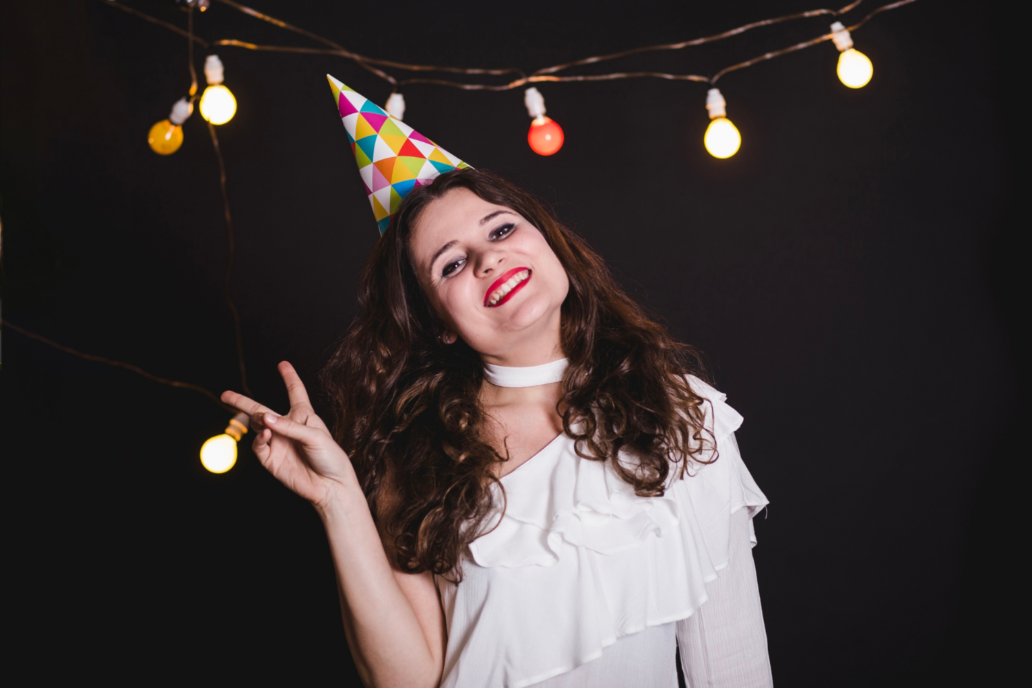 Une femme joyeuse qui profite d'une fête | Source : Freepik