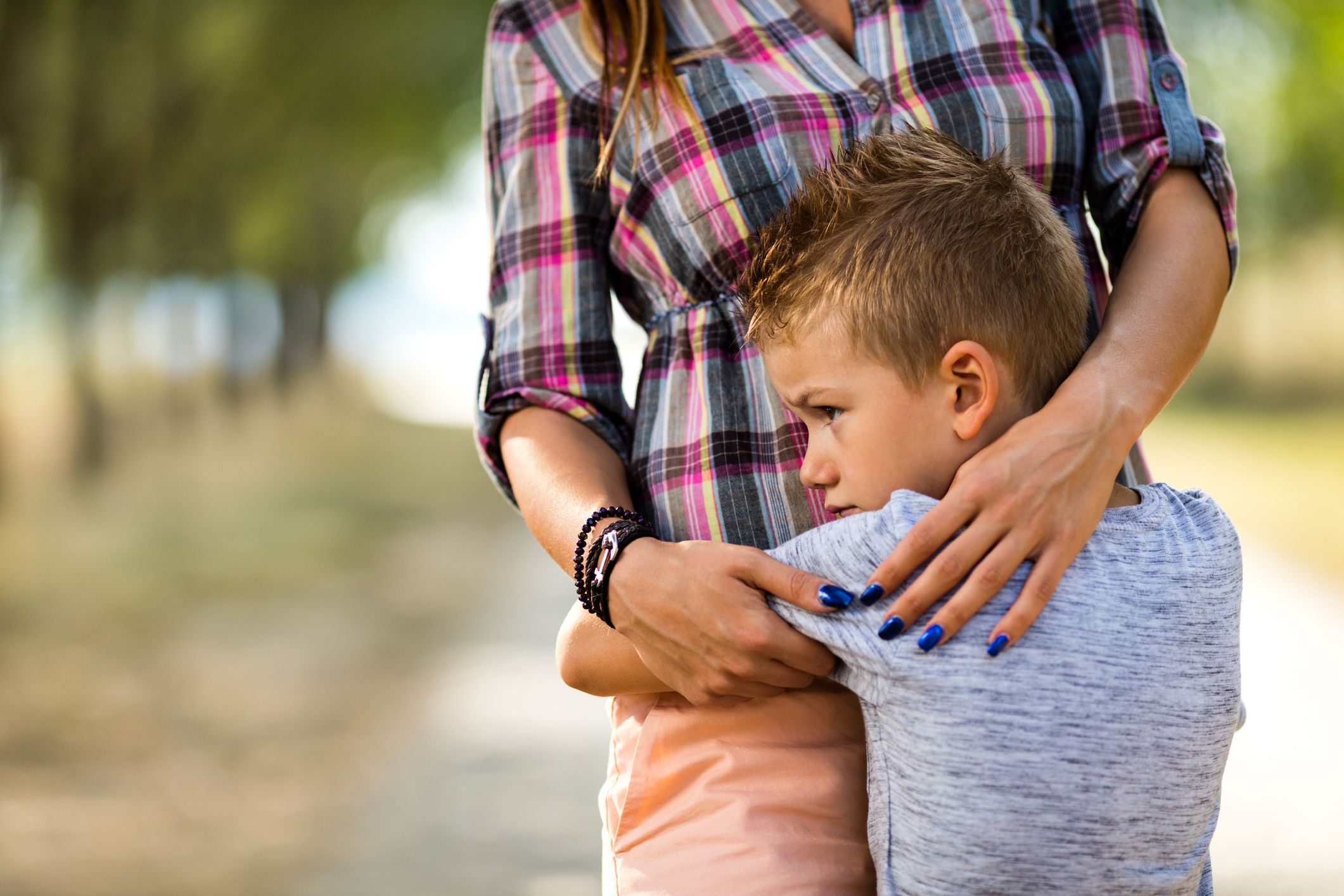 Un jeune garçon qui serre sa maman dans ses bras. | Source : Getty Images