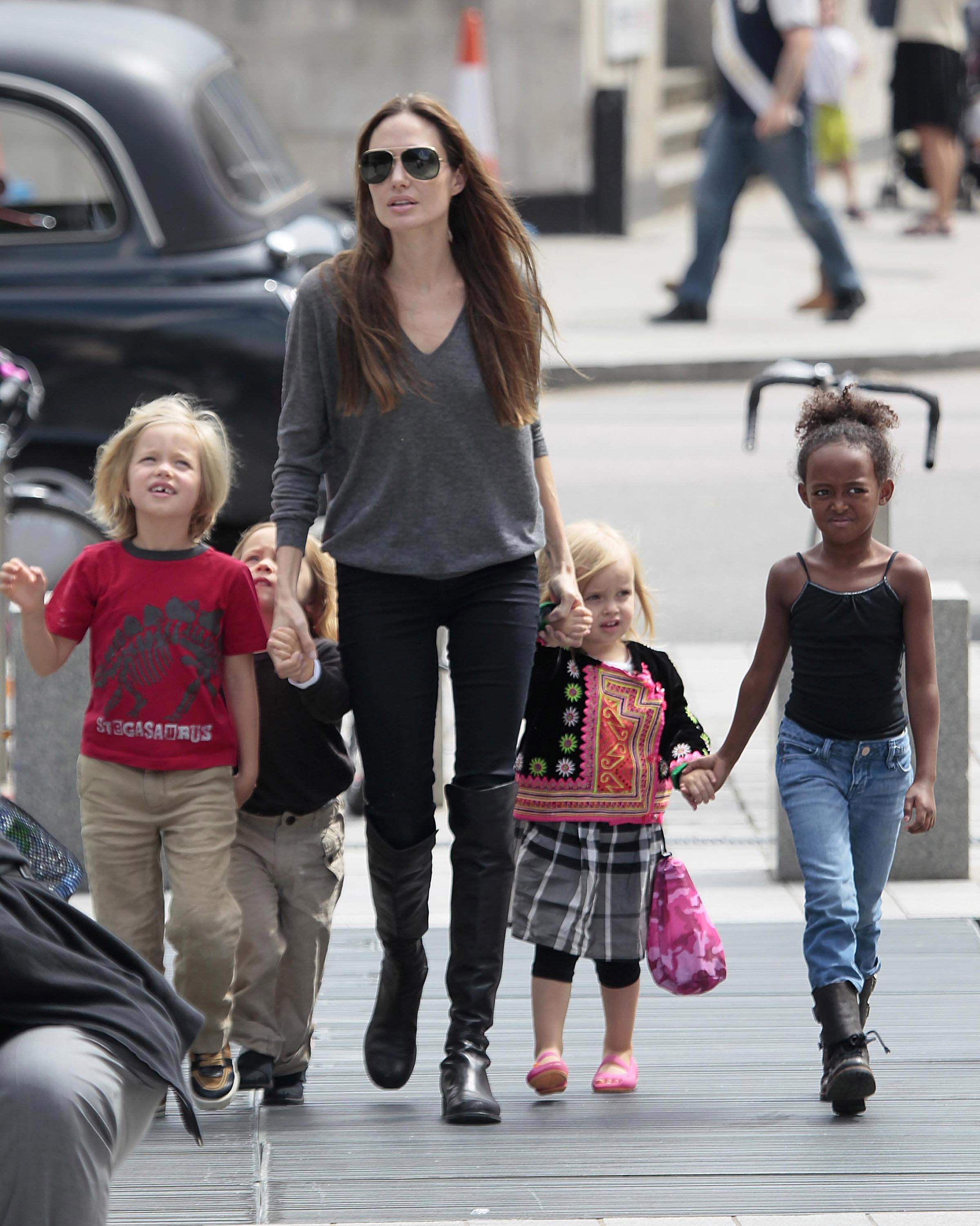 Angelina Jolie aperçue arrivant à l'Aquarium de Londres avec ses enfants Shiloh, Knox, Vivienne et Zahara le 25 juillet 2011 à Londres, Angleterre | Source : Getty Images
