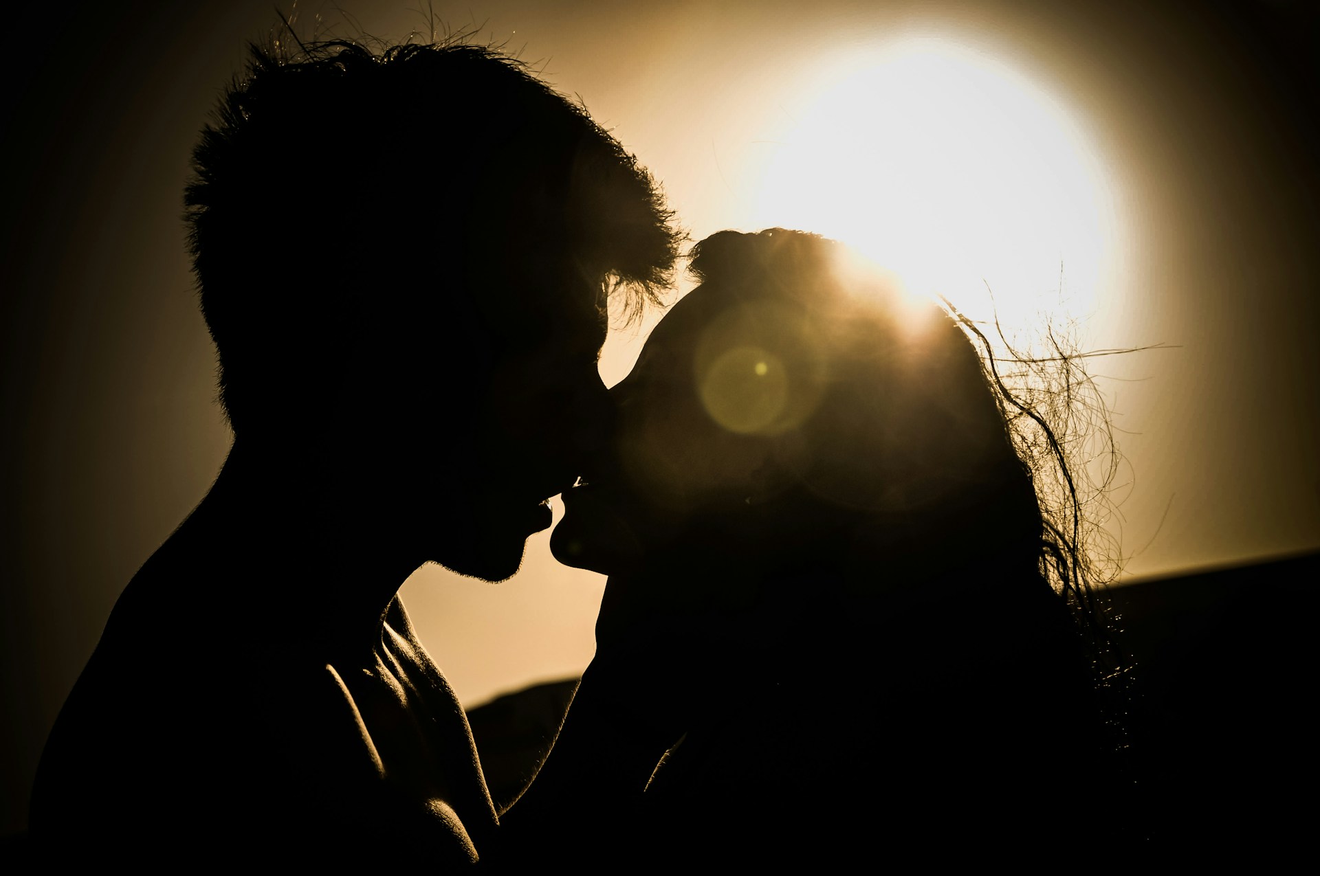 Un couple romantique qui s'embrasse | Source : Unsplash