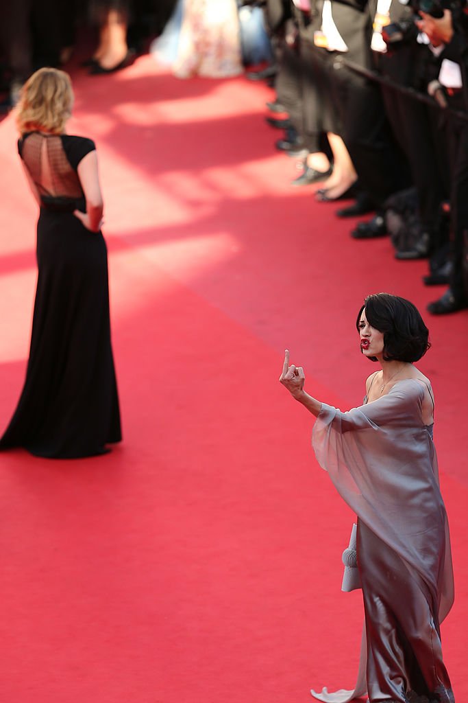 Asia montant les marches à Cannes en 2013. l Source : Getty Images