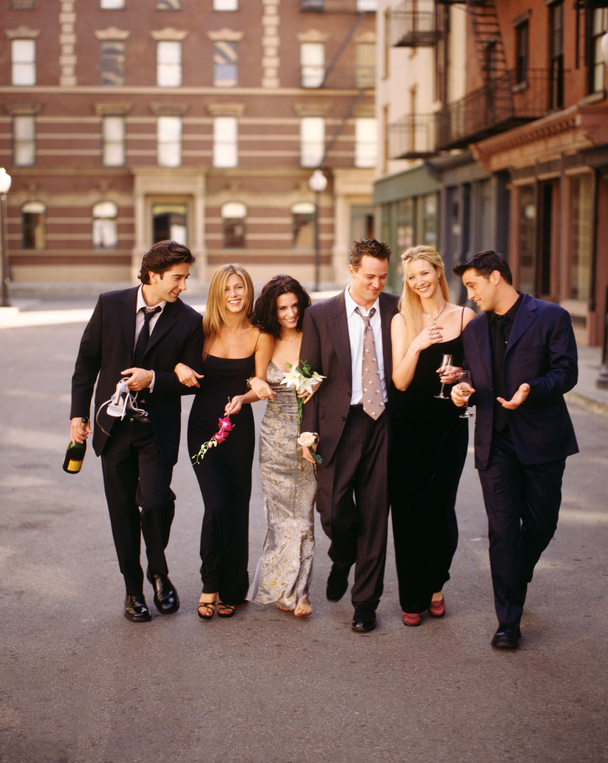 (De gauche à droite) David Schwimmer, Jennifer Aniston, Courteney Cox, Matthew Perry, Lisa Kudrow et Matt LeBlanc sur le plateau de "Friends", 2001 | Sources : Getty Images