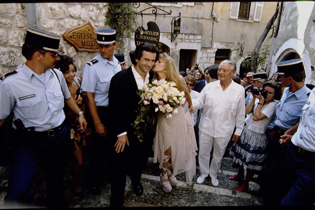 Mariage de l'actrice et chanteuse franco-américaine Arielle Dombasle avec le philosophe Bernard-Henri Lévy, à Saint-Paul-de-Vence. | Photo : Getty Images