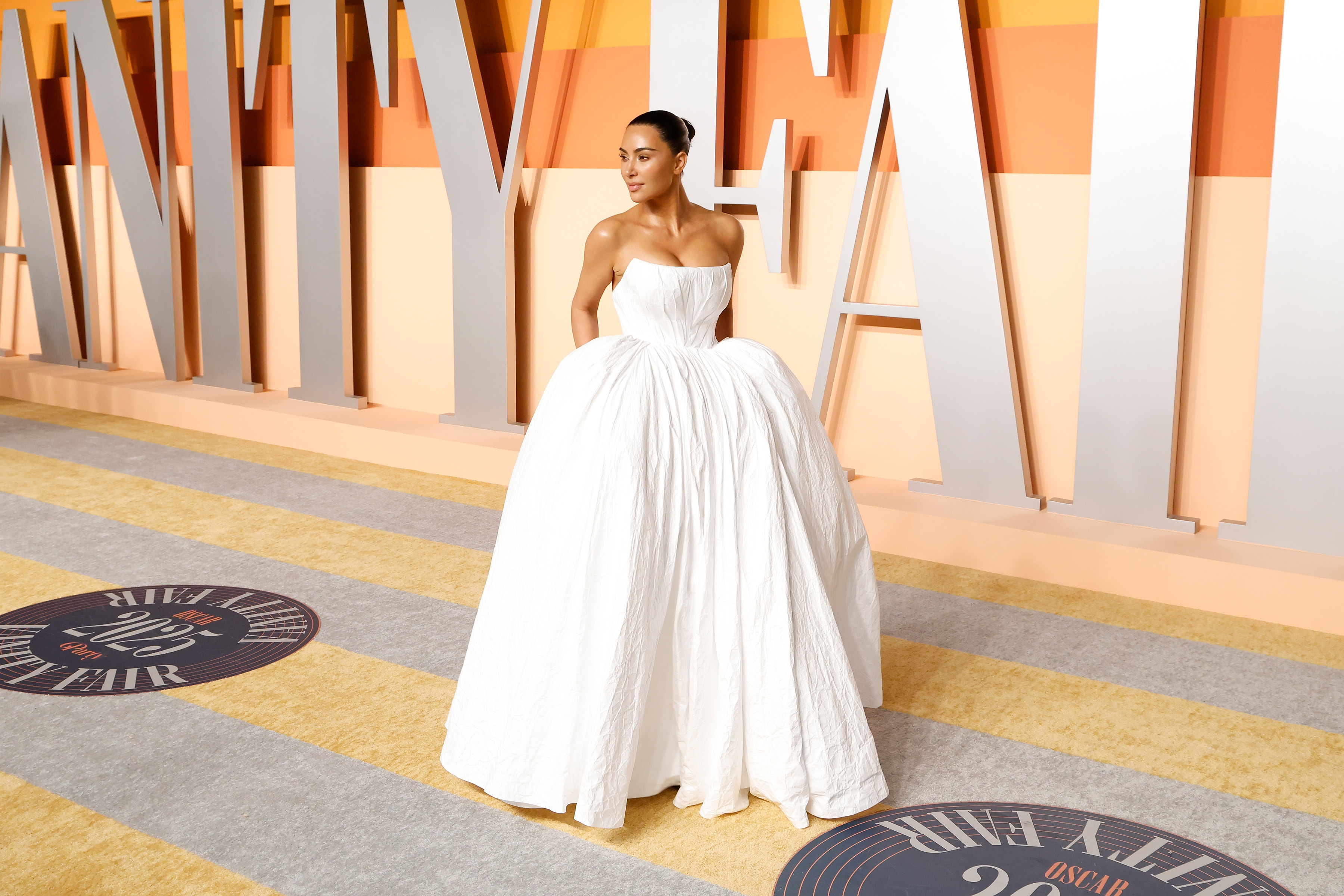 Kim Kardashian pose à la soirée Vanity Fair des Oscars le 2 mars 2025 à Beverly Hills, en Californie. | Source : Getty Images