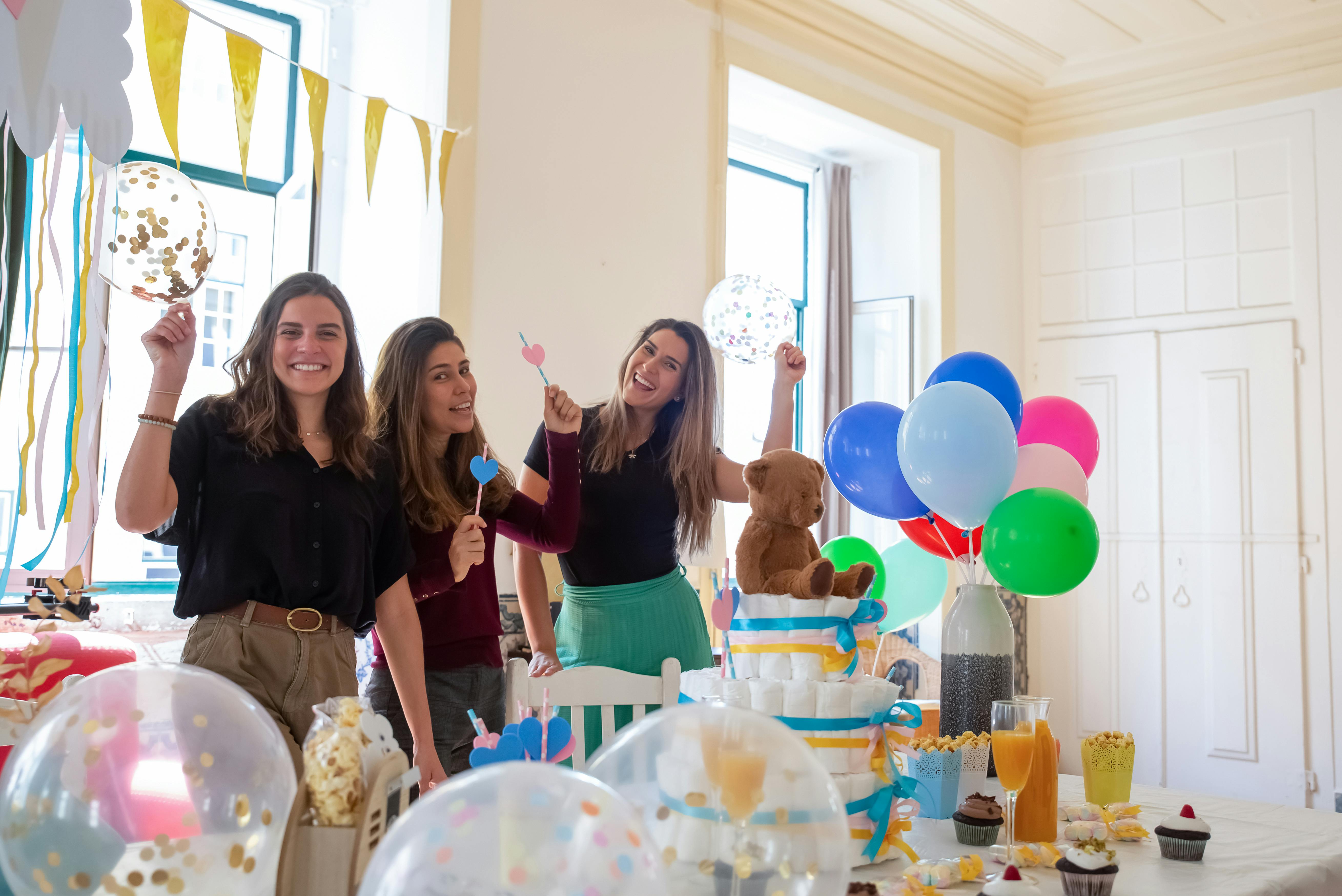 Des amies lors d'un baby shower Source : Pexels