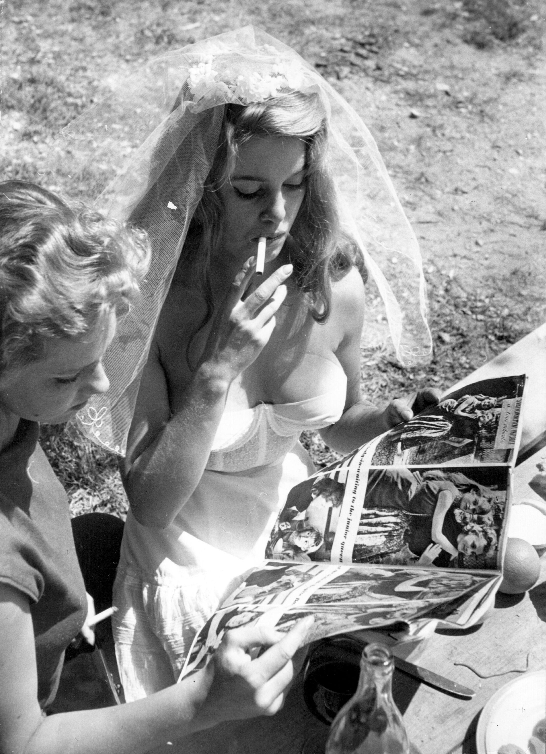 Brigitte Bardot fait une pause cigarette pendant le tournage de "Et Dieu créa la femme", le 1er juillet 1956, à San Tropez, en France. | Source : Getty Images