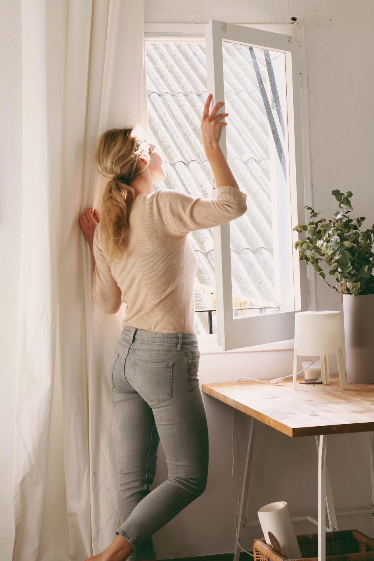 Une femme qui regarde par la fenêtre | Source : Pexels