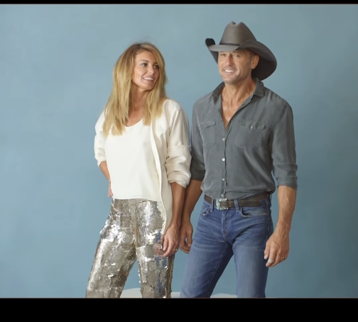 Tim McGraw et Faith Hill posent ensemble sur une photo très soignée datant de l'époque où ils formaient un couple phare de la musique country, publiée à l'occasion de l'hommage rendu par McGraw pour le 30e anniversaire de leur carrière. La photo accompagne ses mots très personnels sur la place centrale qu'occupe Faith Hill dans sa vie et dans celle de leurs filles. | Source : Instagram/thetimmcgraw
