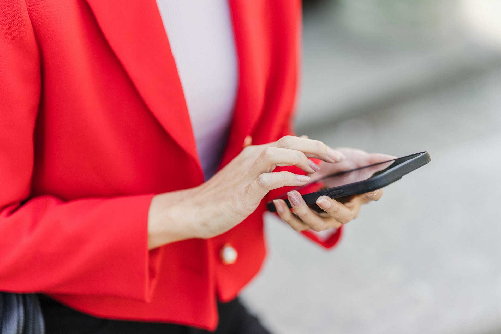 Une femme utilisant son téléphone portable | Source : Pexels