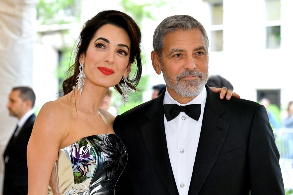 Amal et George Clooney assistent au Heavenly Bodies : Fashion & The Catholic Imagination Costume Institute Gala au Metropolitan Museum of Art, le 7 mai 2018 à New York. | Photo : Getty Images