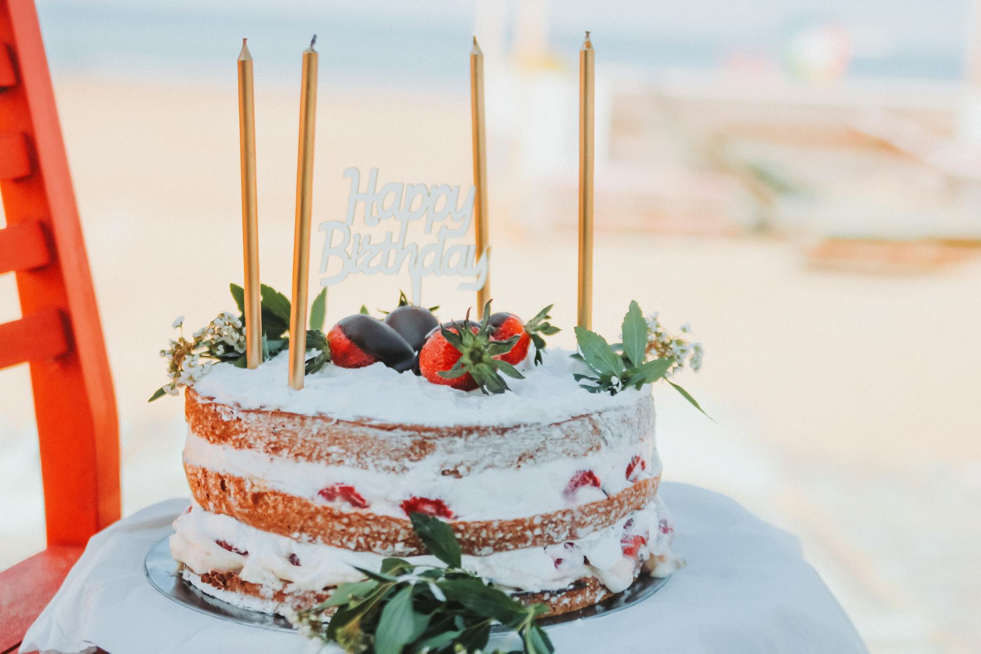 Un gâteau avec quatre bougies | Source : Pexels