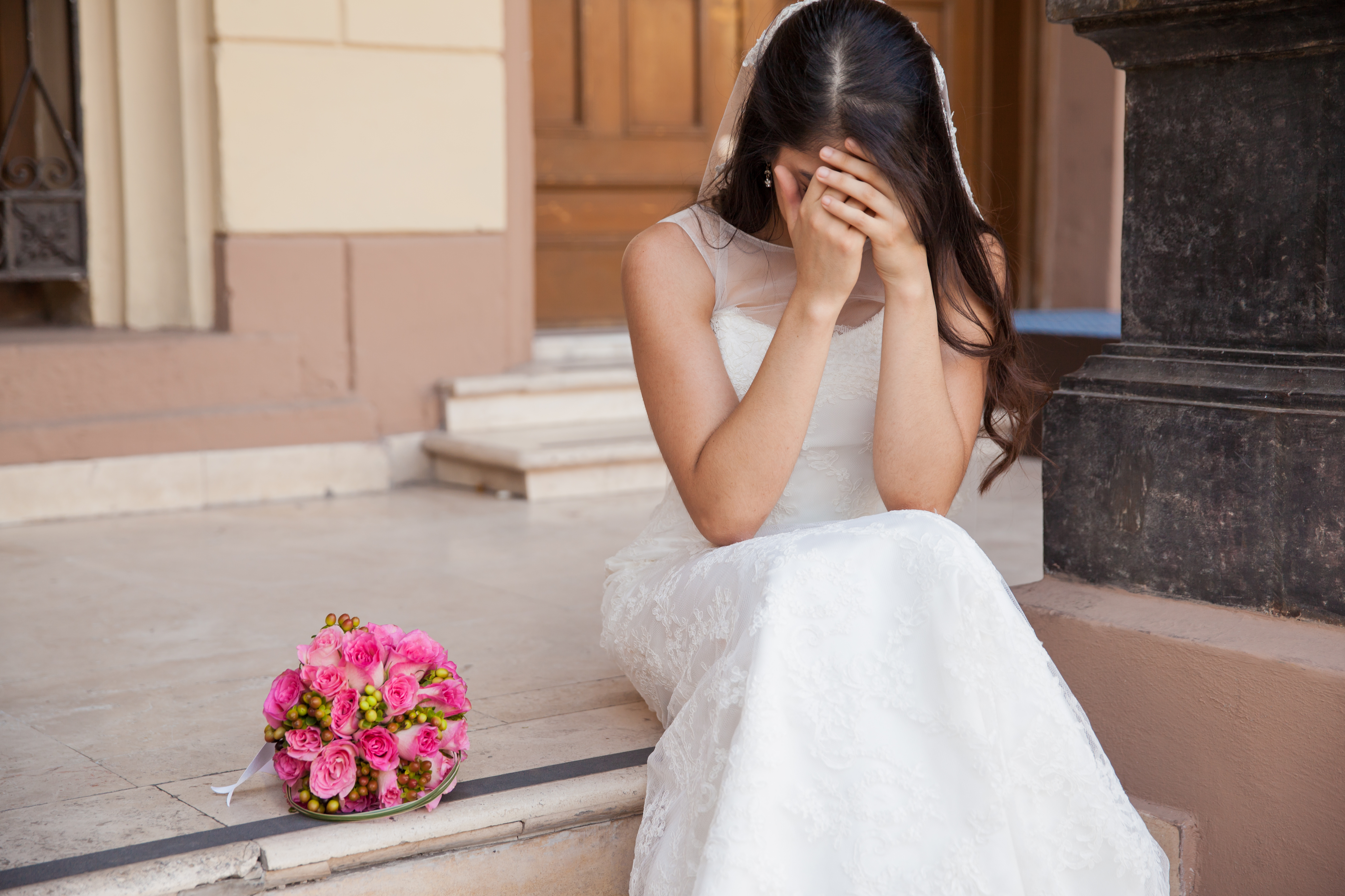Une mariée sans espoir qui pleure le jour de son mariage | Source : Shutterstock