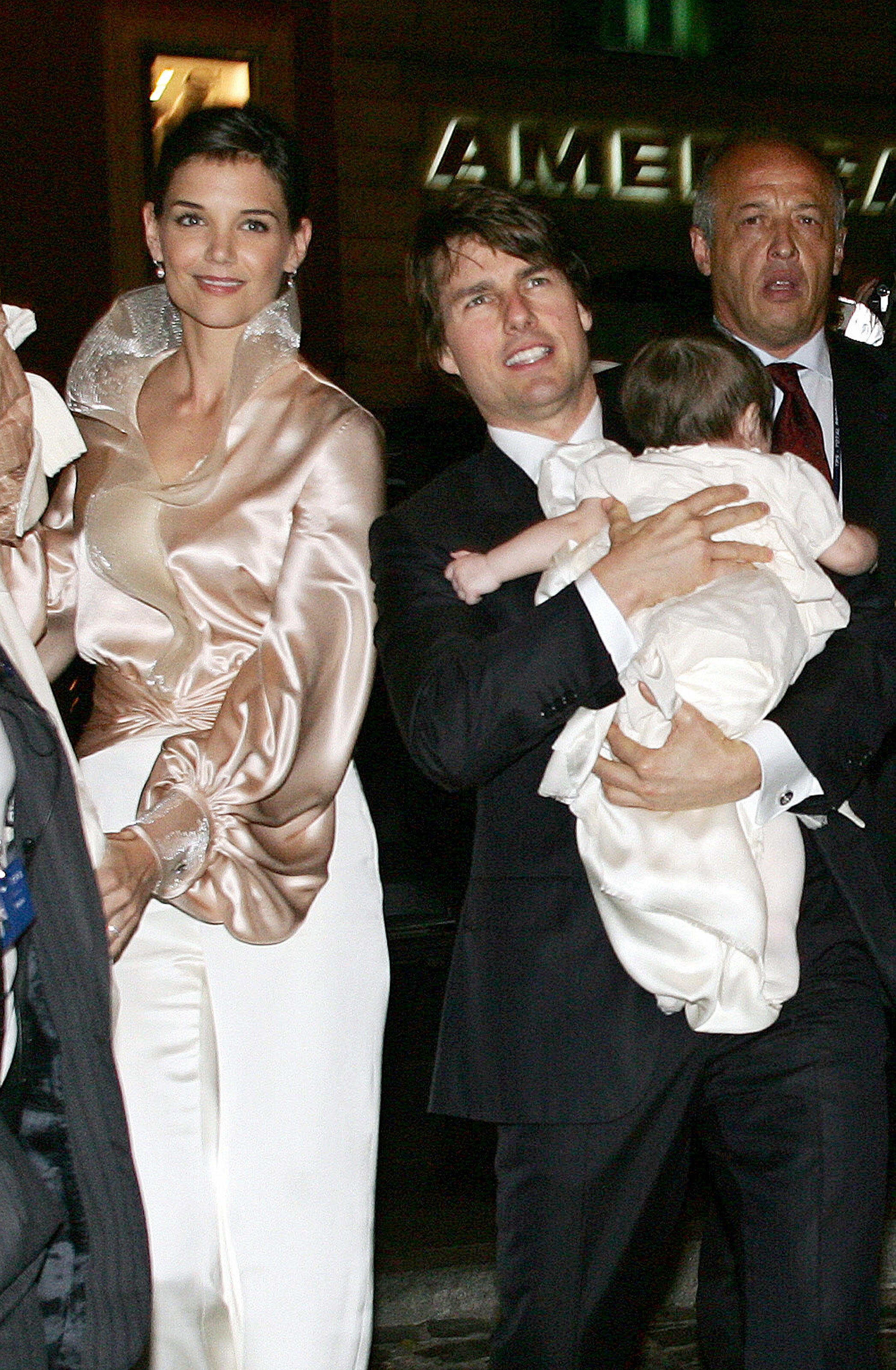 Tom Cruise, Katie Holmes et Suri Cruise dans le centre de Rome, le 16 novembre 2006 | Source : Getty Images