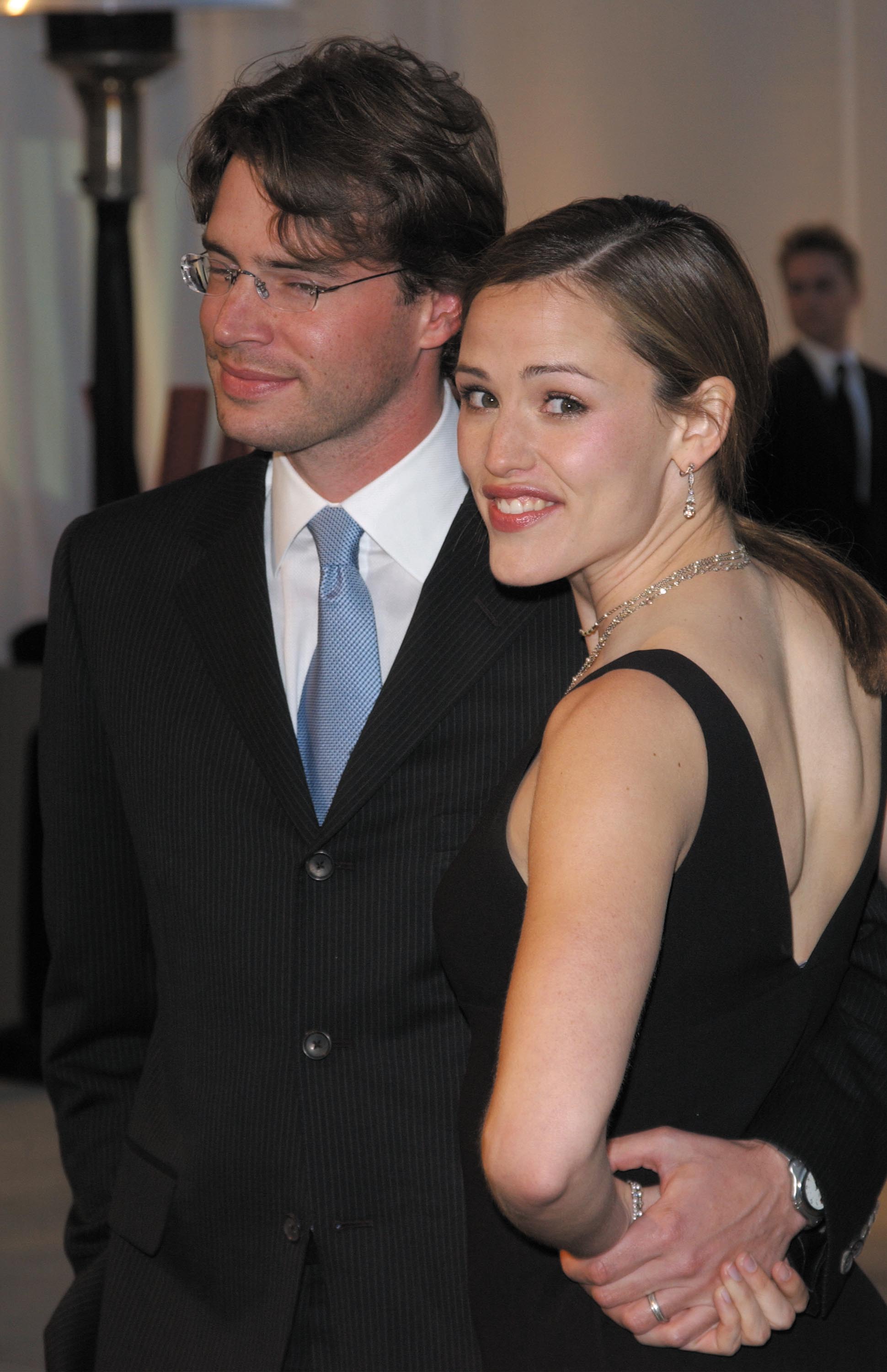 Scott Foley et Jennifer Garner à la soirée des Oscars de Vanity Fair au Mortons le 24 mars 2002 à West Hollywood, Californie. | Source : Getty Images