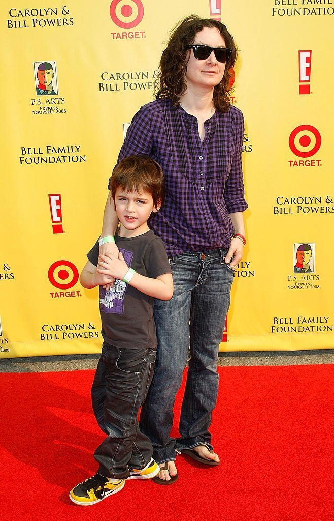 L'actrice Sara Gilbert (R) et son fils Levi Hank Gilbert-Adler arrivent au PS Arts "Express Yourself 2008" à Barker Hanger |  Getty Images