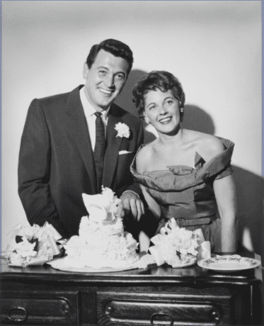 L'acteur américain Rock Hudson (1925 - 1985) avec Phyllis Gates (1925 - 2006), le jour de leur mariage, Santa Barbara, Californie, 9 novembre 1955.| Source : Getty Images