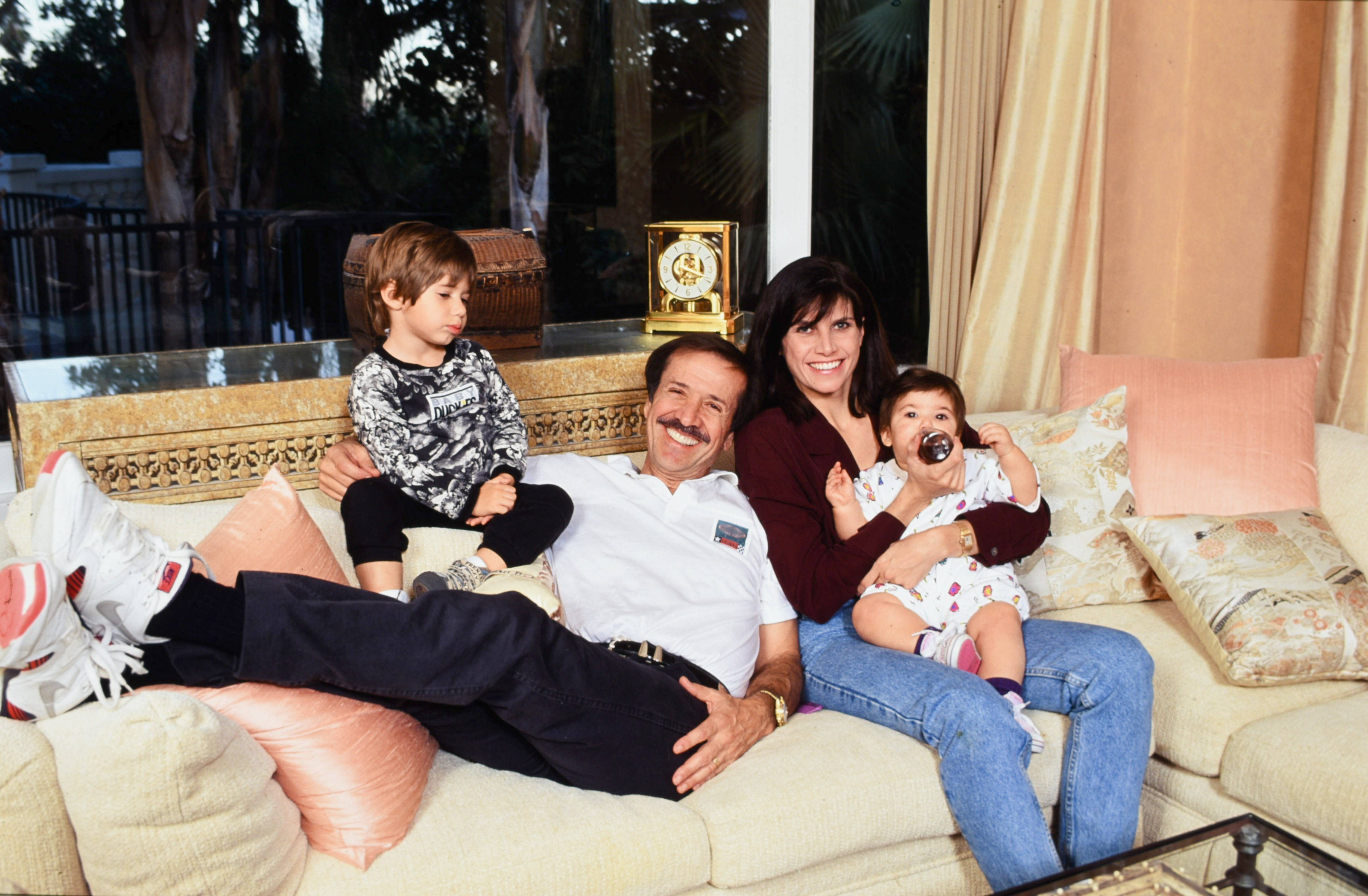 Sonny Bono et Mary Whitaker, leur fille Chianna Marie Bono et leur fils Chesare Elan Bono le 1er janvier 1991 à Palm Springs, Californie | Source : Getty Images