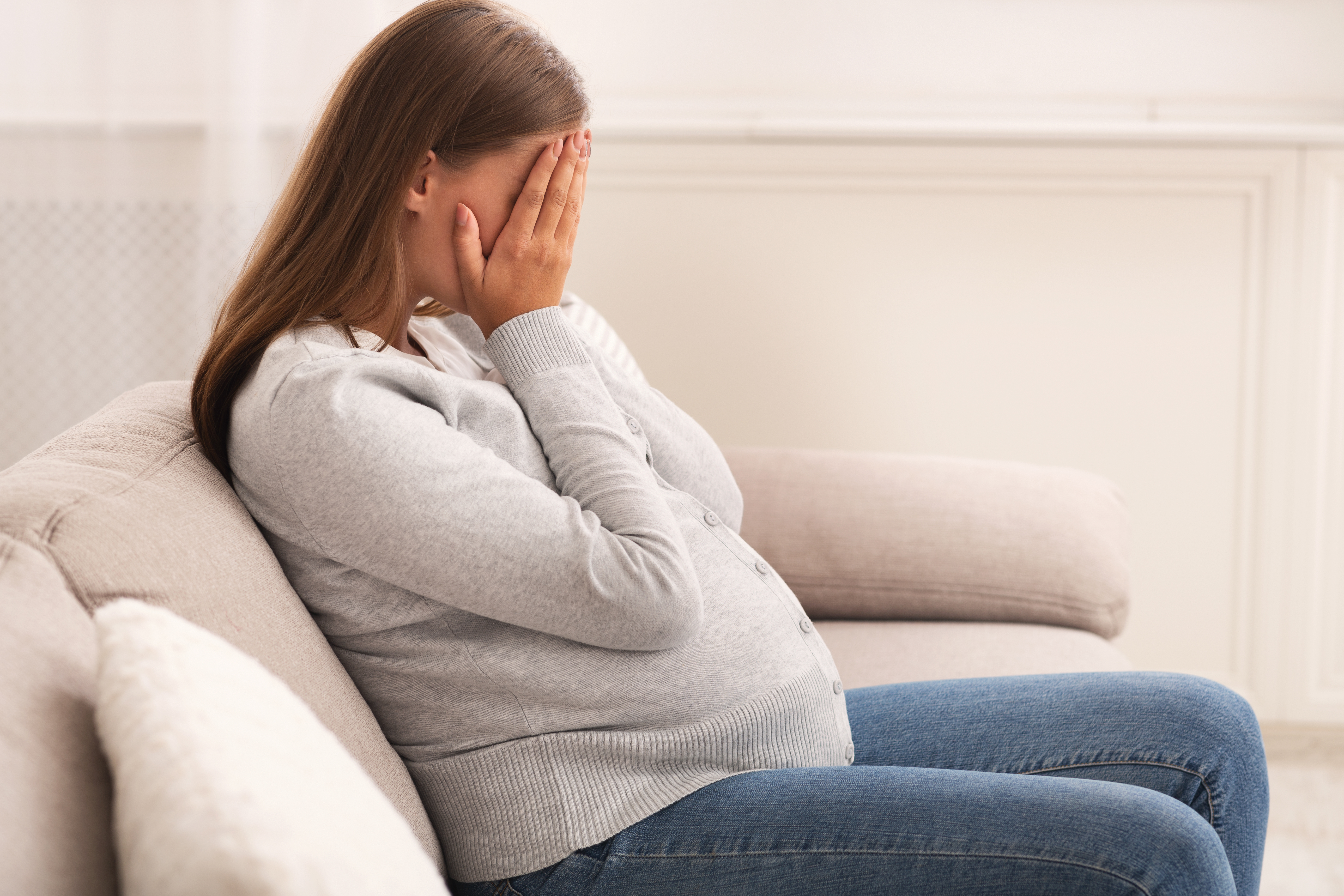 Une femme enceinte triste | Source : Shutterstock