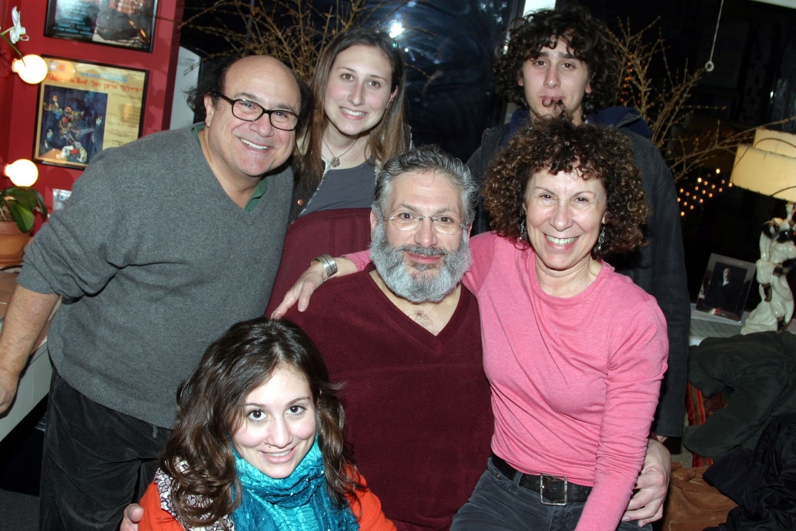 Danny DeVito et Rhea Perlman avec leur famille dans les coulisses de "Fiddler on the Roof" en 2005. | Source : Getty Images