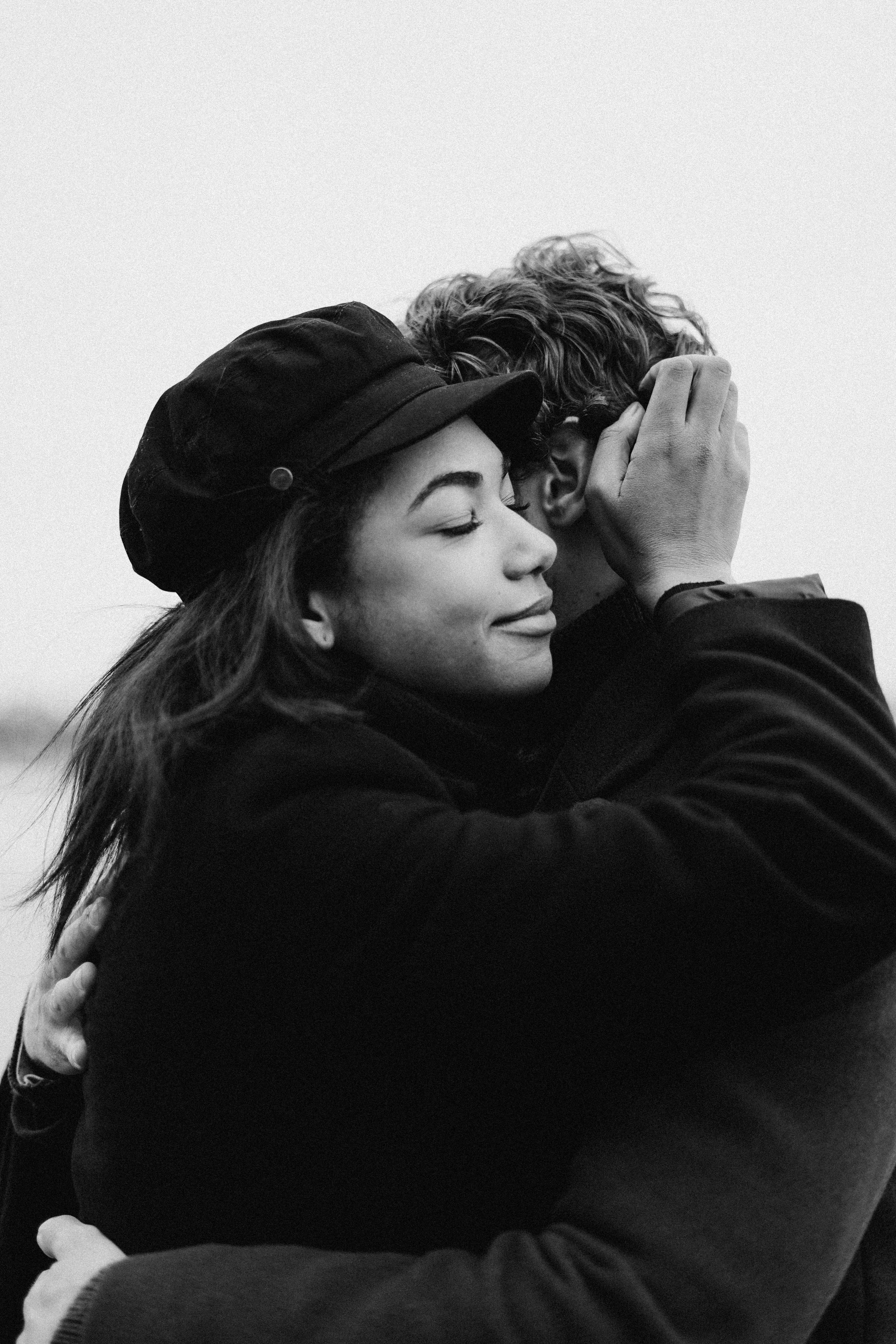 Un couple qui se prend dans les bras | Source : Pexels