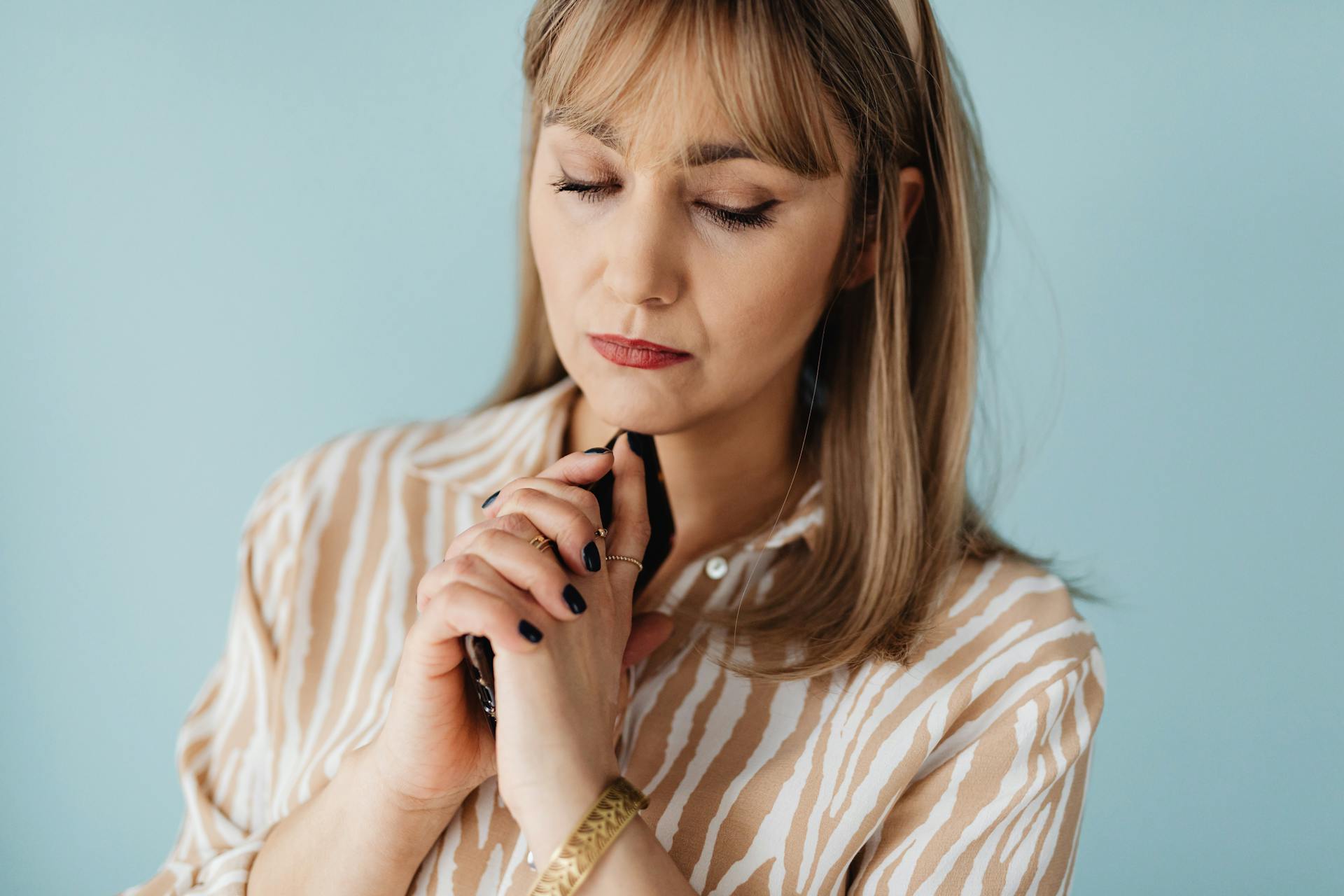 Une femme pensive | Source : Pexels