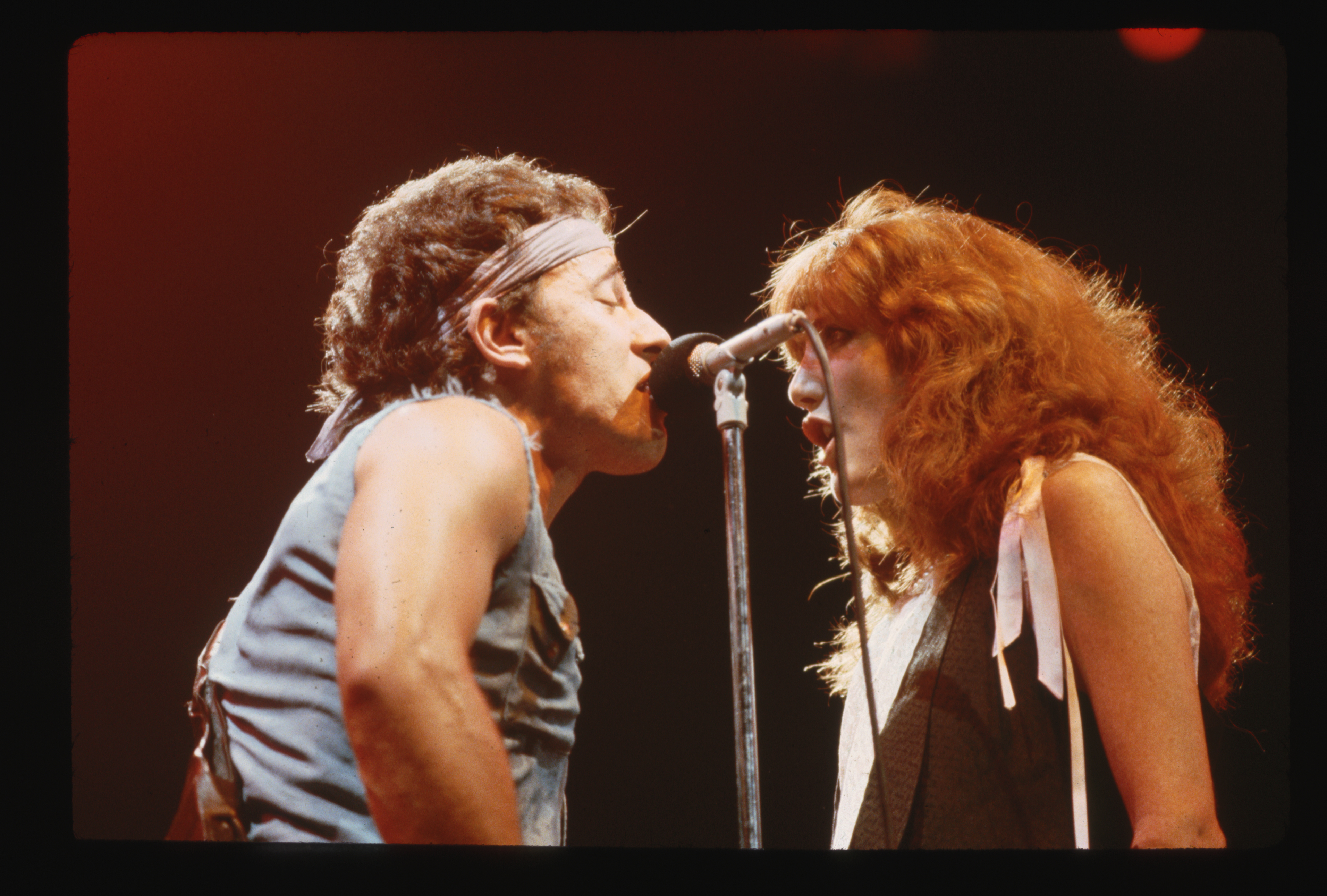 Bruce Springsteen et Patti Scialfa photographiés en train de chanter ensemble, vers 1984. | Source : Getty Images