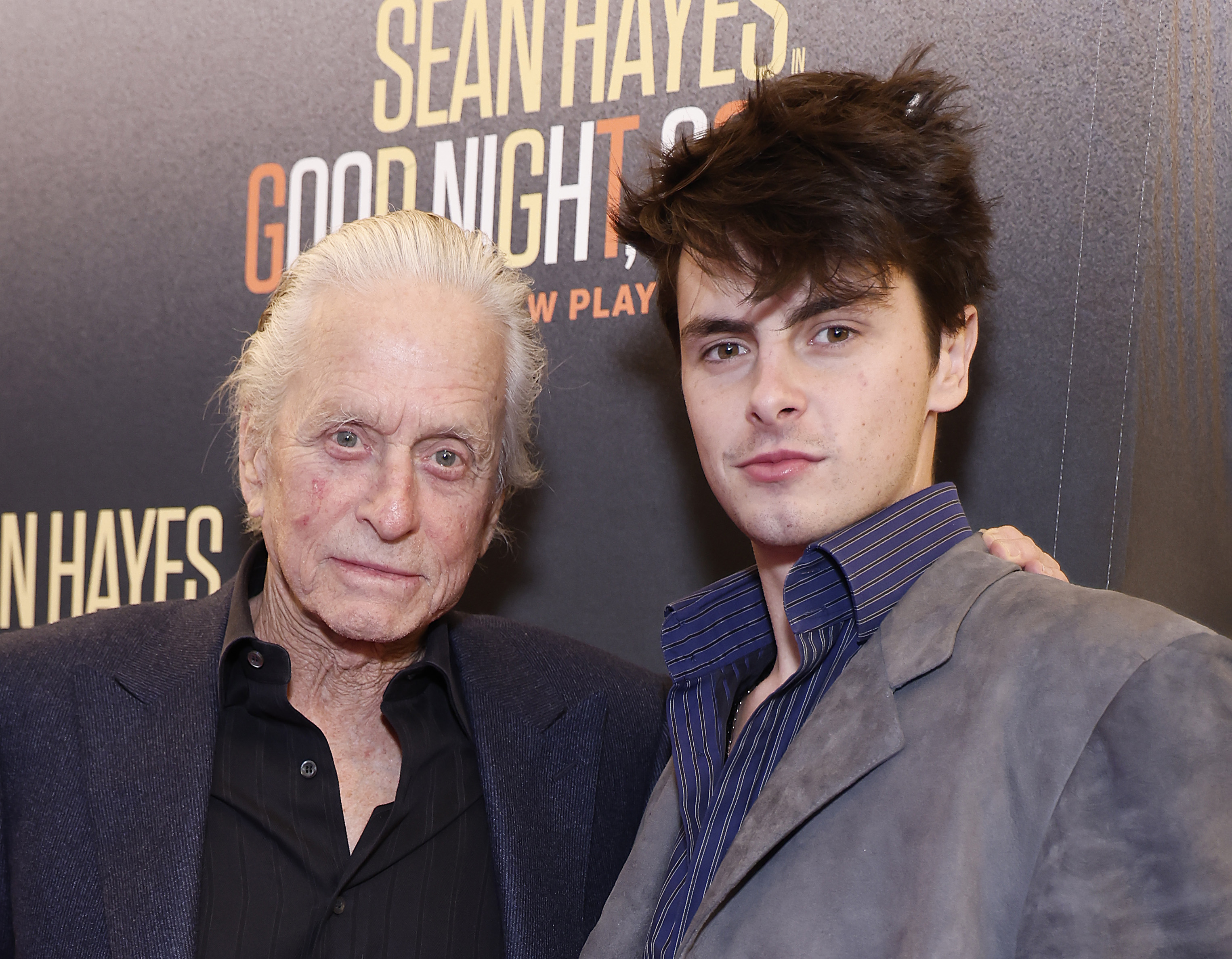 Michael et Dylan Michael Douglas assistent à la soirée d'ouverture de Broadway de "Goodnight, Oscar" au théâtre Belasco le 24 avril 2023 à New York | Source : Getty Images