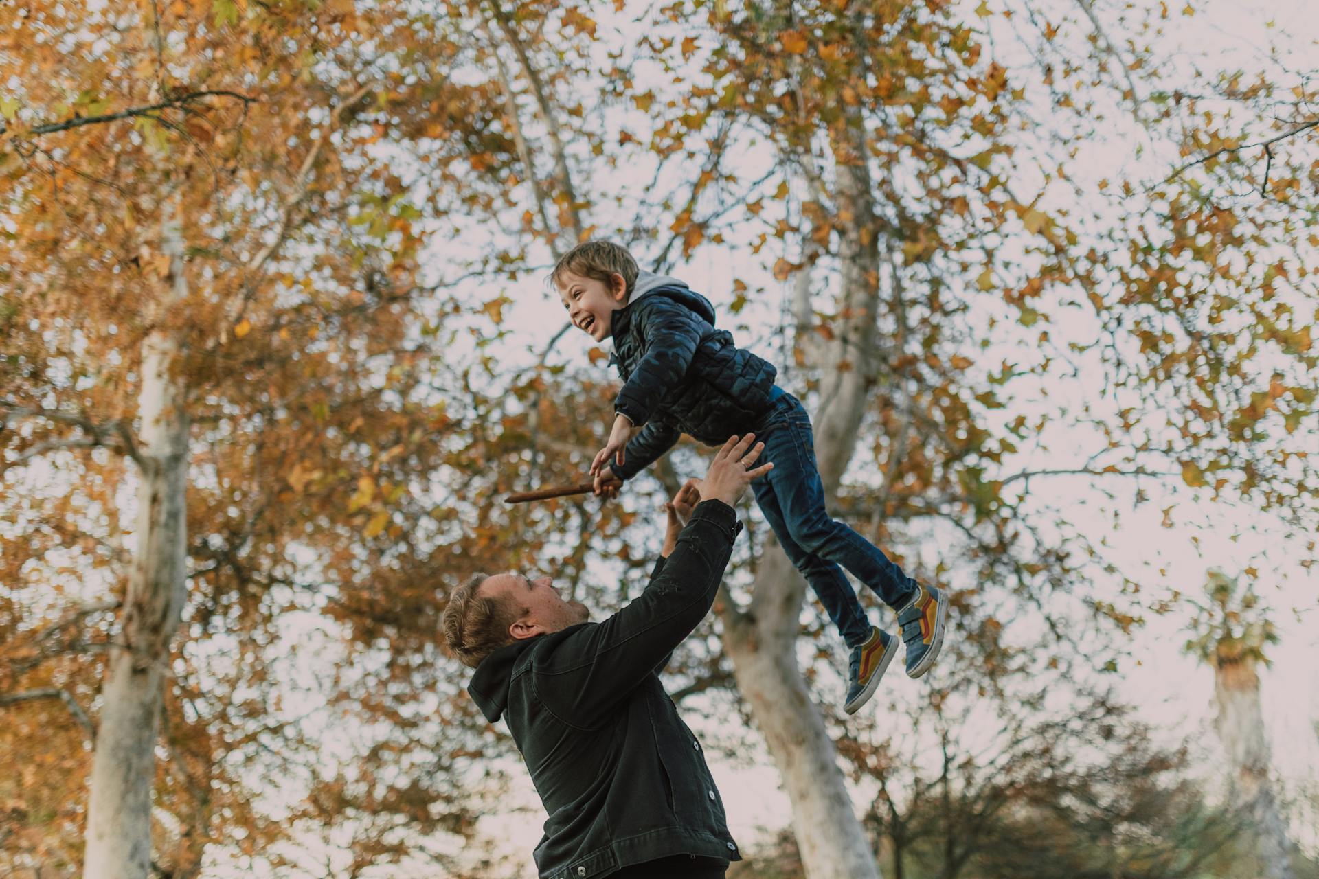 Un père et un fils heureux de tisser des liens | Source : Pexels