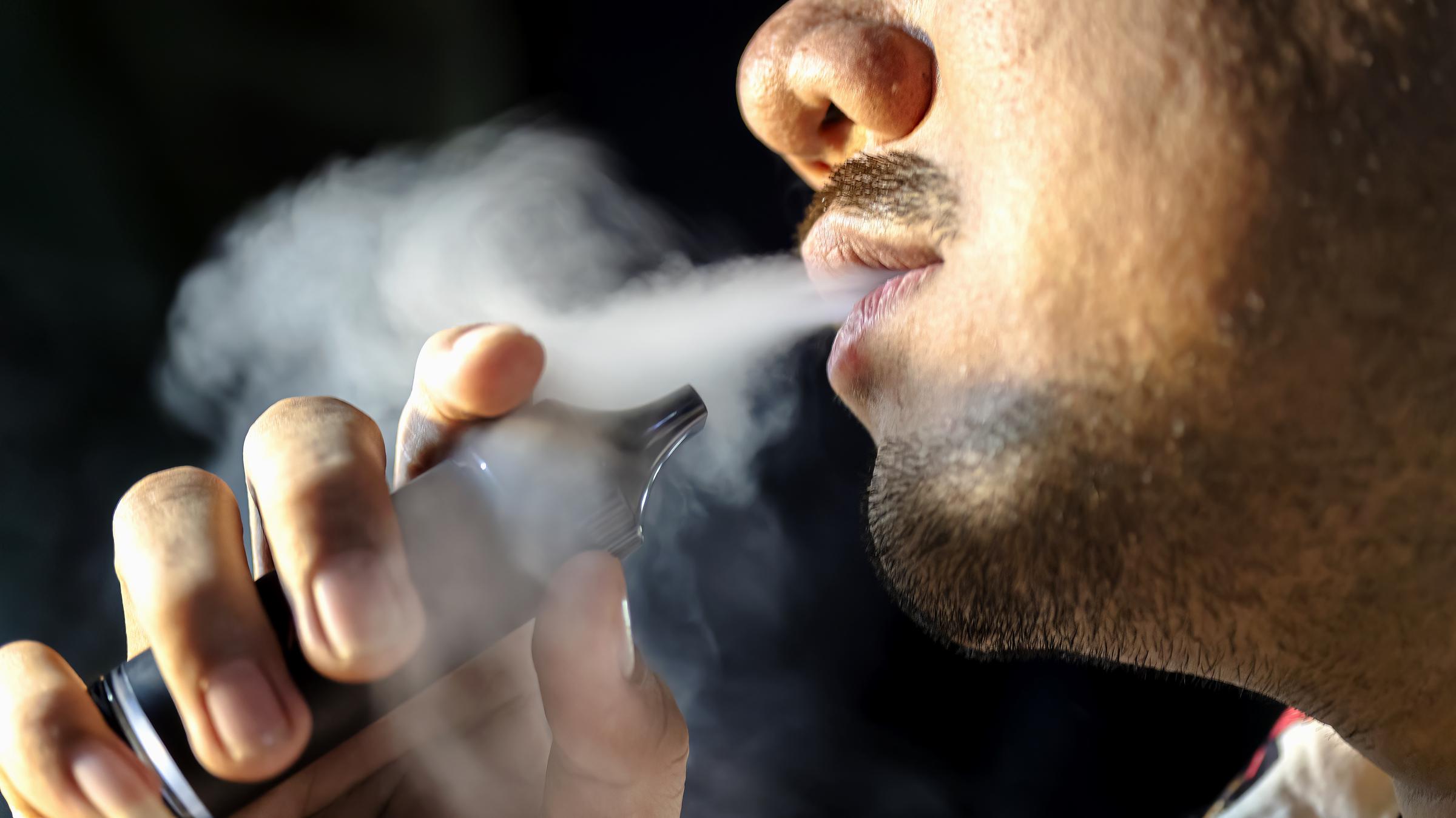 Un homme en train de se vaper | Source : Getty Images