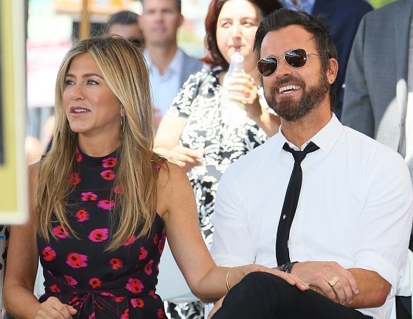 Jennifer Aniston et Justin Theroux lors de la cérémonie en l'honneur de Jason Bateman avec Star On The Hollywood Walk of Fame le 25 juillet 2017 | Photo: Getty Images