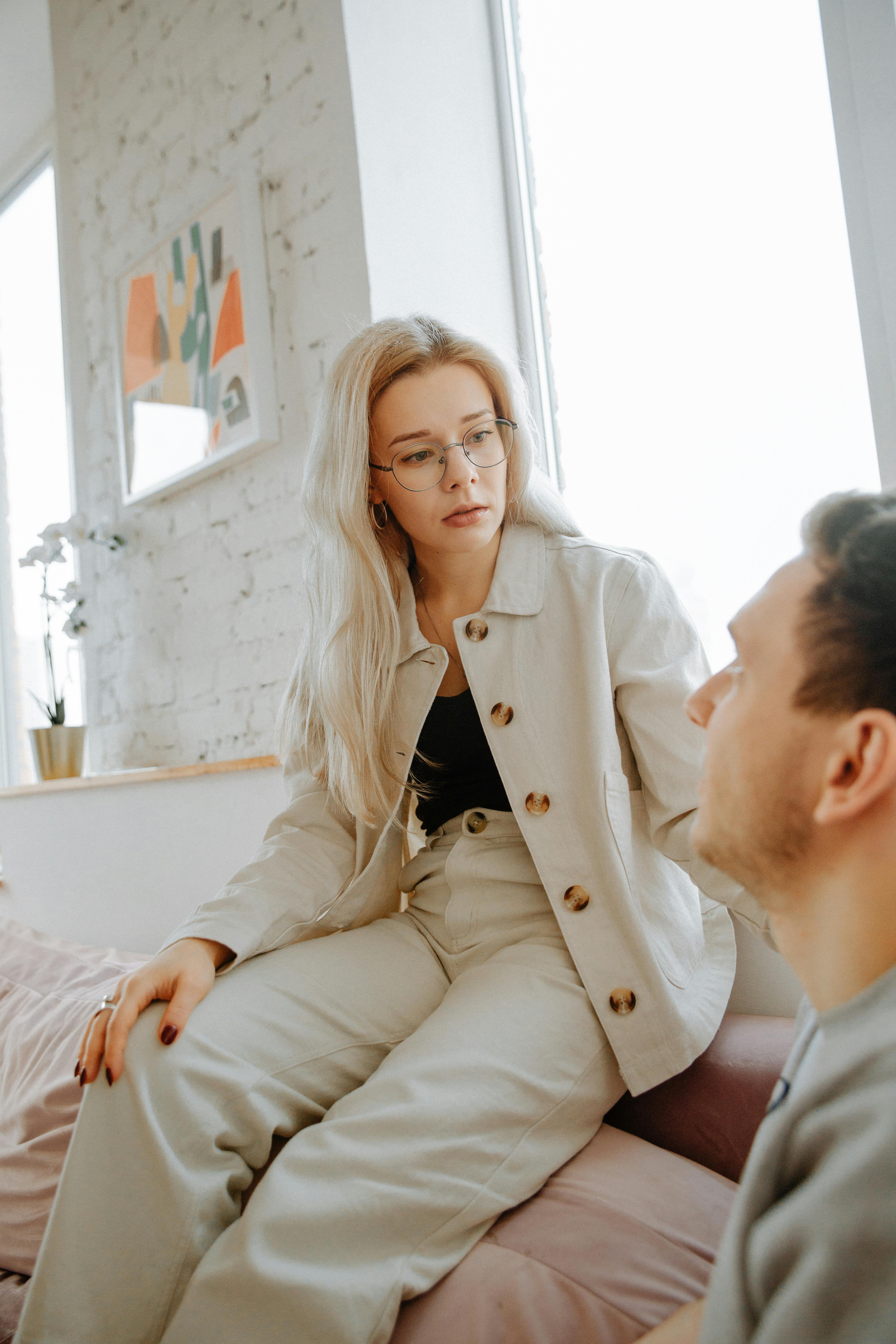 Une femme qui a l'air distante tout en interagissant avec un homme | Source : Pexels