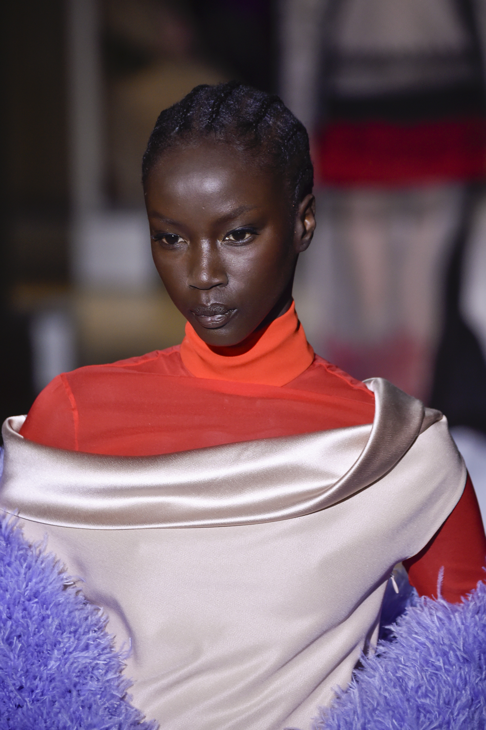Anok Yai marche sur le podium lors du défilé Valentino Haute Couture Printemps/Été 2020 à Paris, France, le 22 janvier 2020 | Source : Getty Images