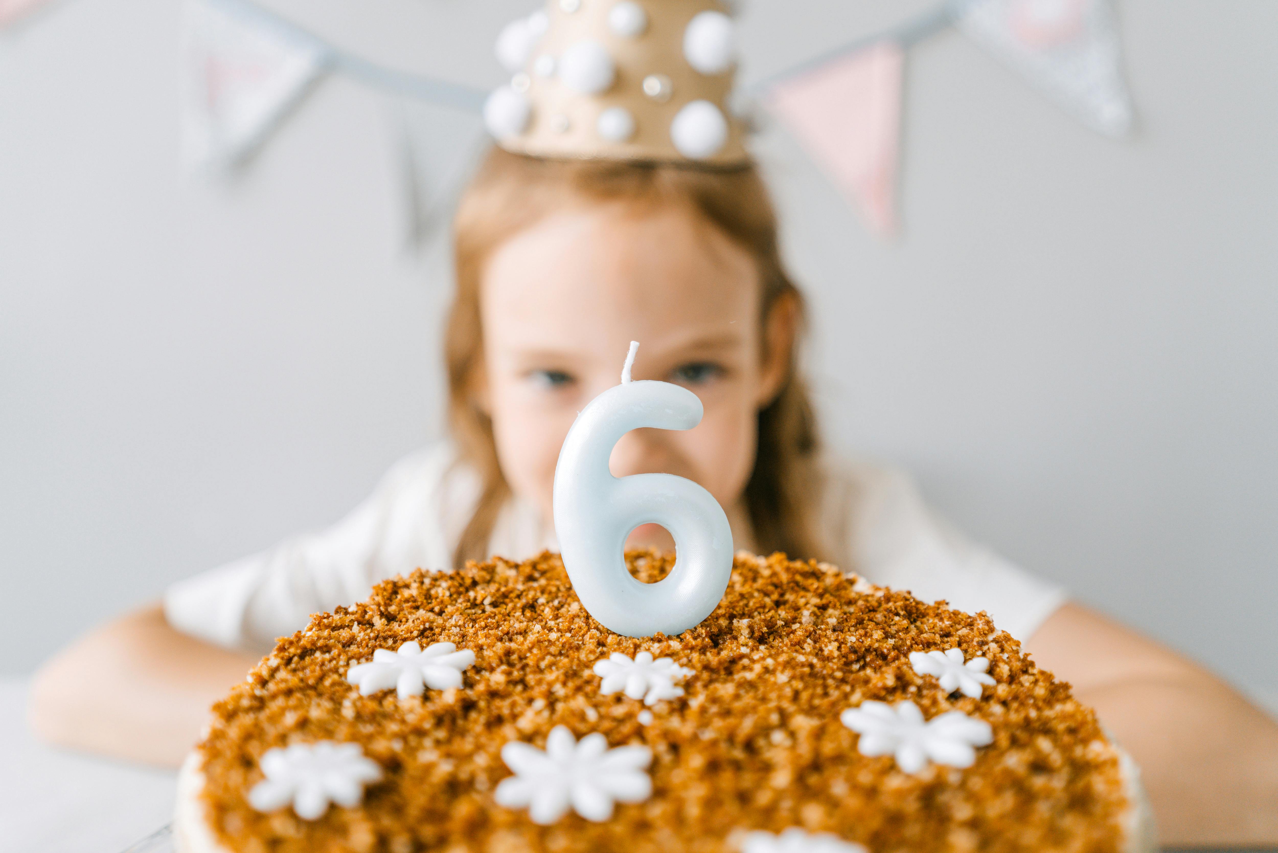 Une petite fille qui fête son sixième anniversaire | Source : Pexels