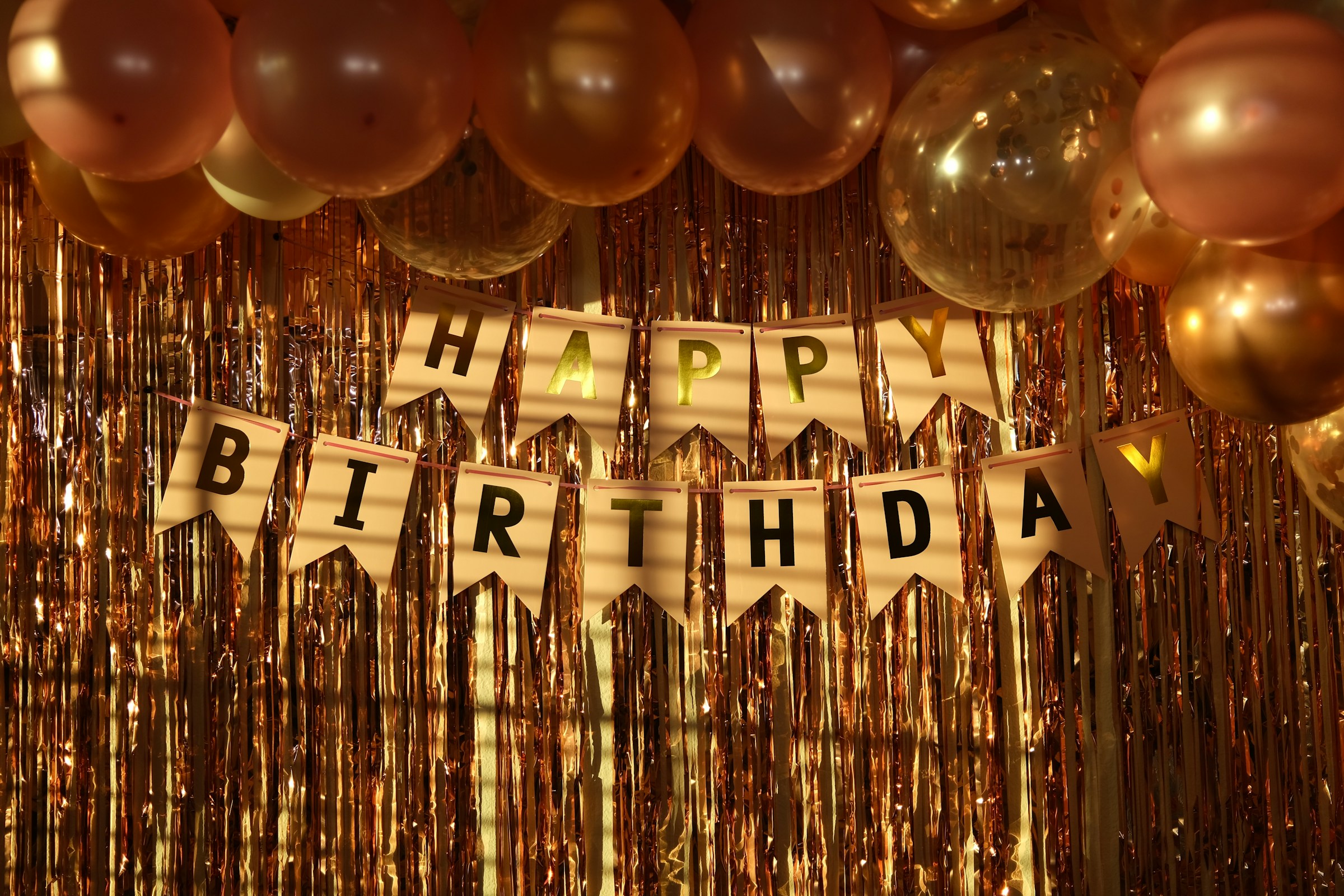 Gros plan sur une banderole d'anniversaire et des décorations | Source : Unsplash