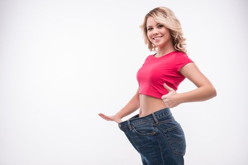 Une femme qui a perdu beaucoup de poids | Photo : Shutterstock