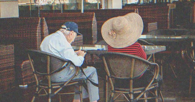 Un vieux couple assis à une table | Source : Shutterstock