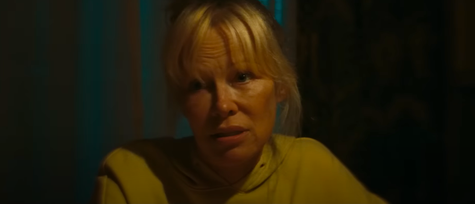 Pamela Anderson dans le rôle de Shelley. | Source : YouTube/RoadsideFlix