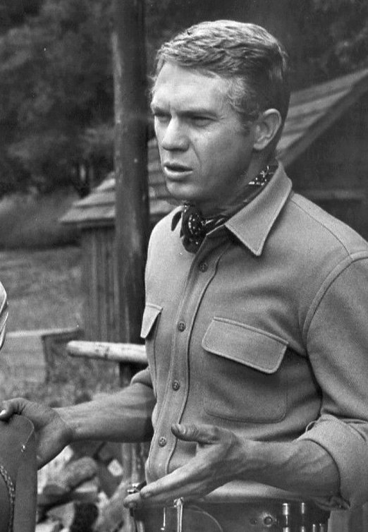 Steve McQueen en 1959 sur le tournage d'une série. l Source : Wikipedia