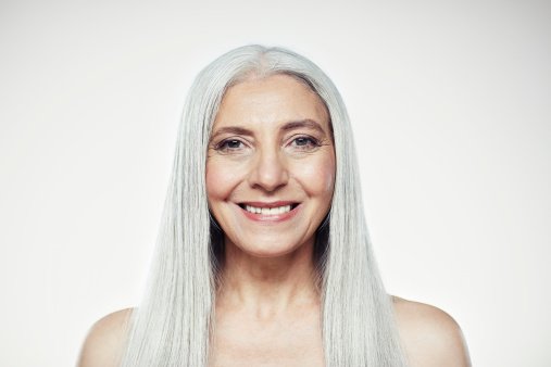 Portrait d'une femme mûre aux cheveux gris. | Photo : Getty Images