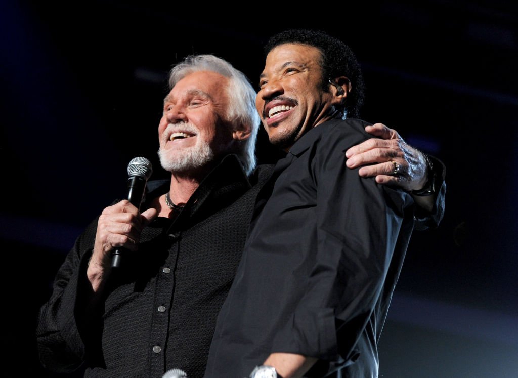 Le défunt chanteur américain et Lionel Richie se produisent sur scène lors du concert Lionel Richie and Friends in Concert, le 2 avril 2012 | Source : Getty Images