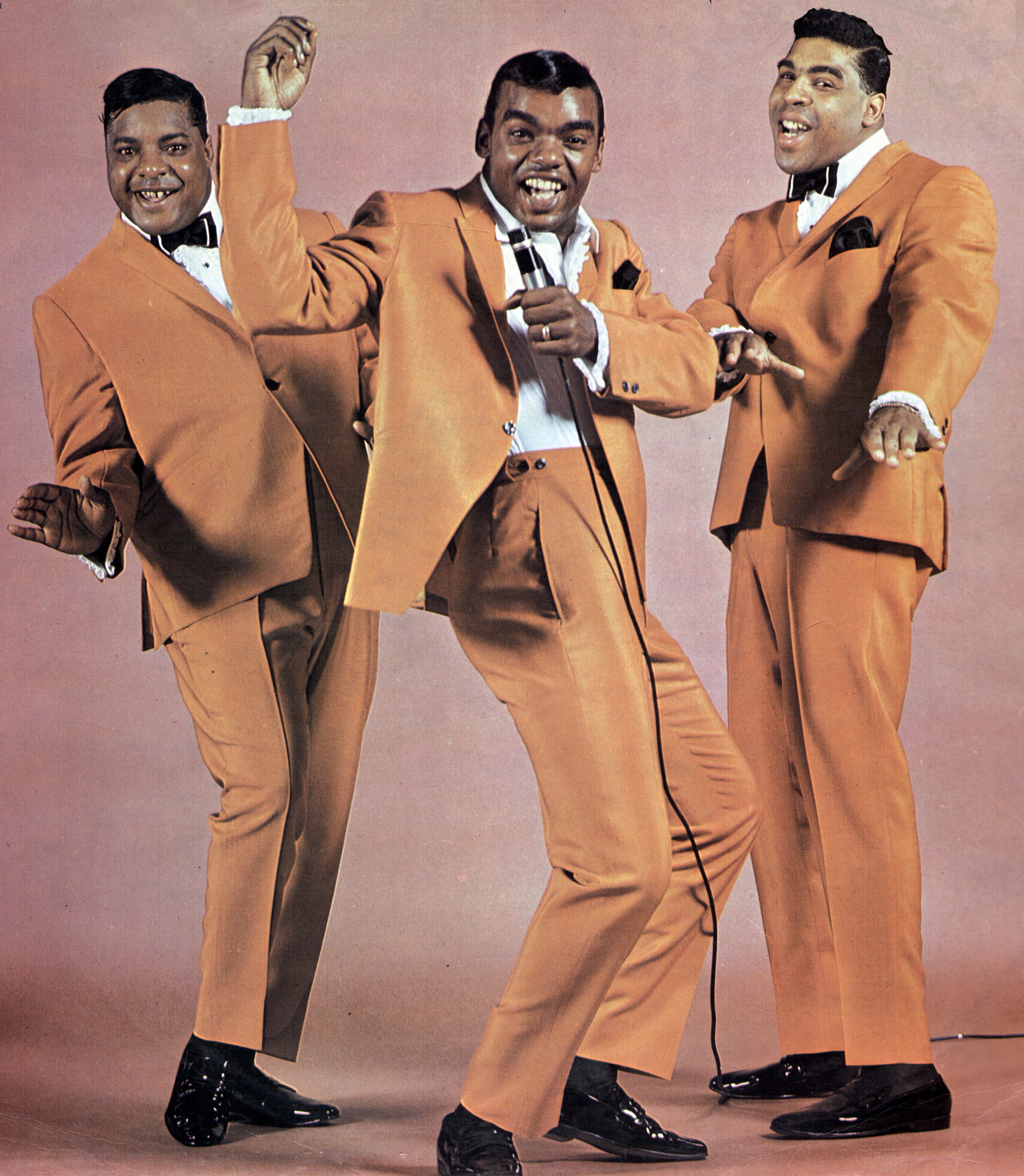 Les Isley Brothers posent pour une photo de groupe en 1962 | Source : Getty Images